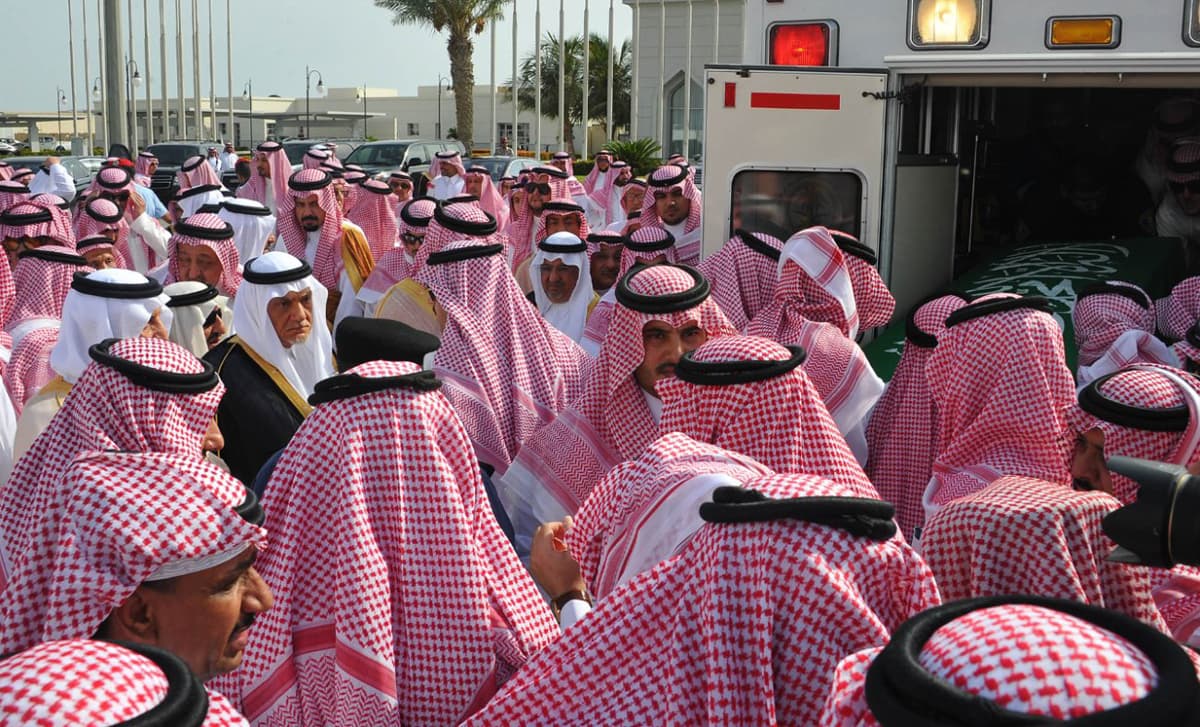 الملك سلمان يؤدي صلاة الميت على الأمير سعود الفيصل