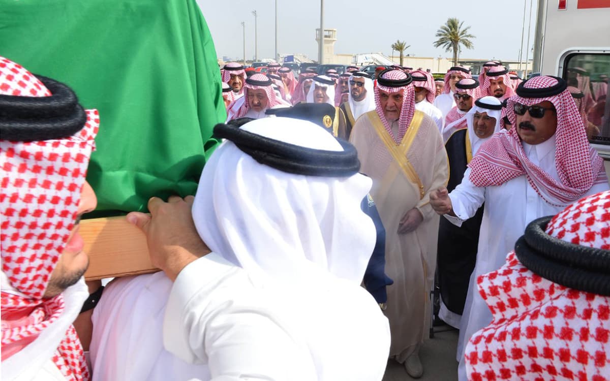 الملك سلمان يؤدي صلاة الميت على الأمير سعود الفيصل