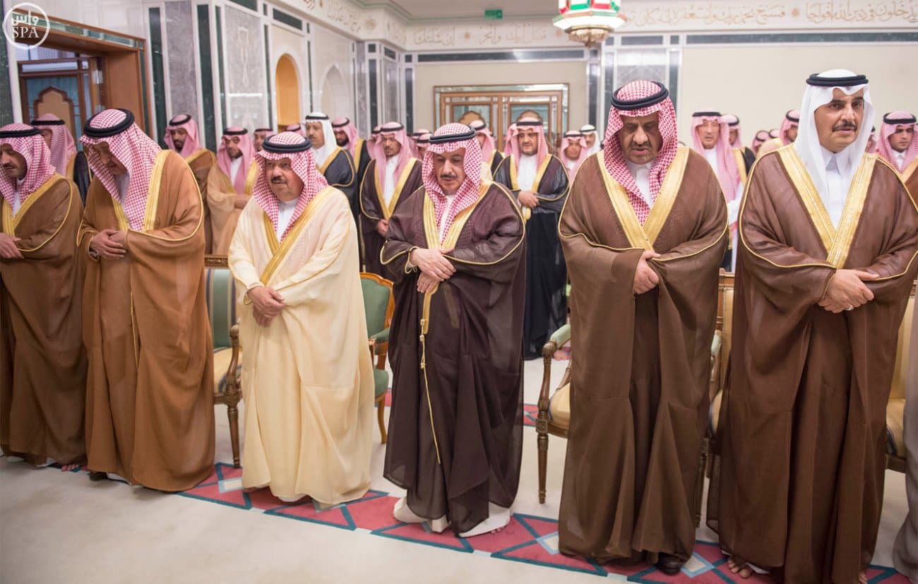 الملك سلمان يؤدي صلاة الميت على الأمير سعود الفيصل