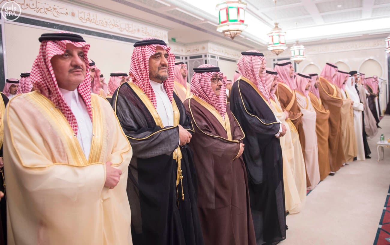 الملك سلمان يؤدي صلاة الميت على الأمير سعود الفيصل