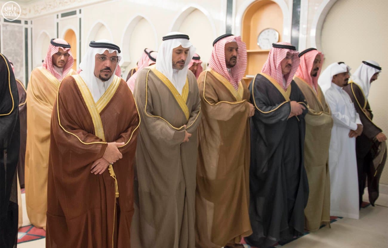 الملك سلمان يؤدي صلاة الميت على الأمير سعود الفيصل