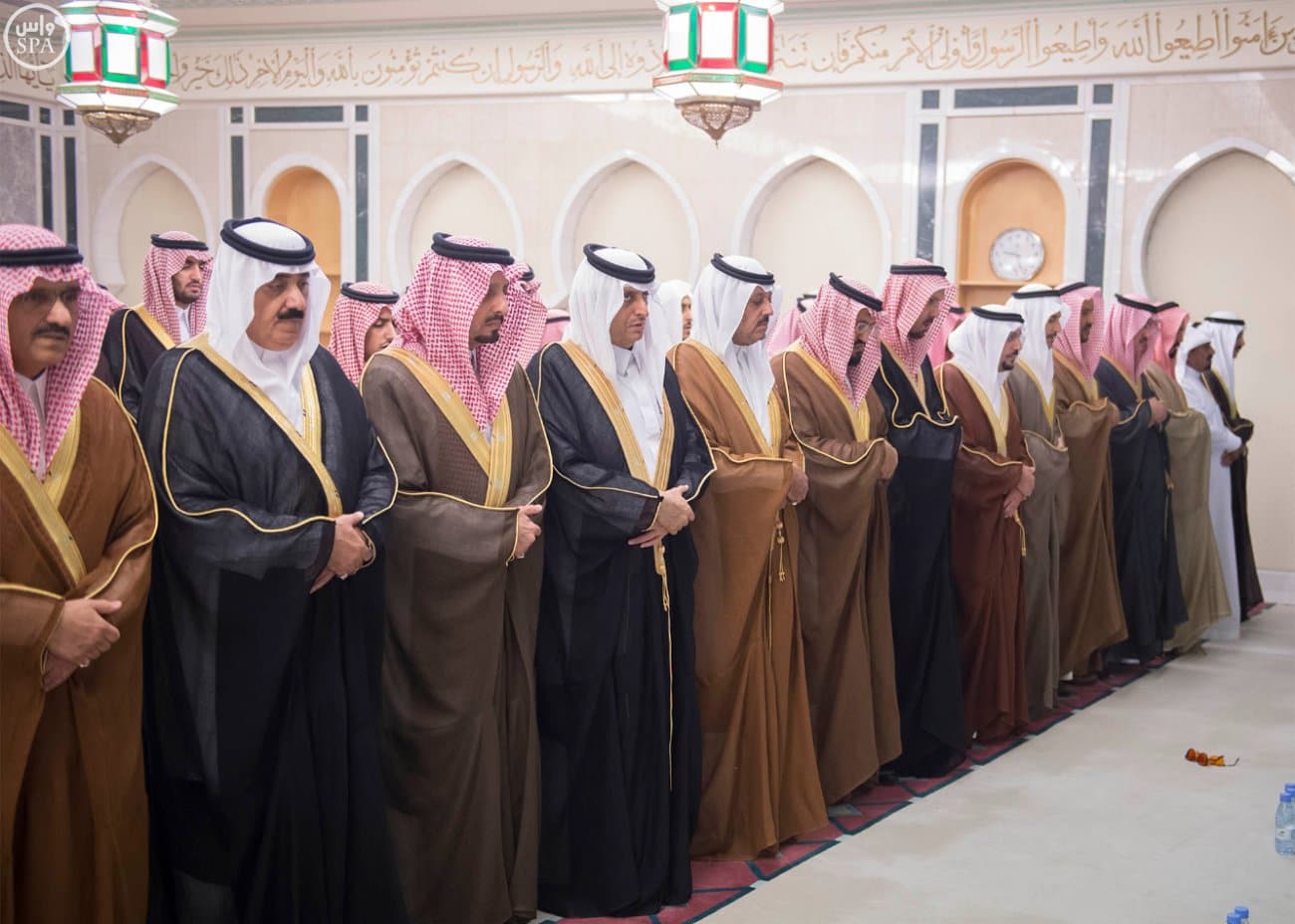 الملك سلمان يؤدي صلاة الميت على الأمير سعود الفيصل