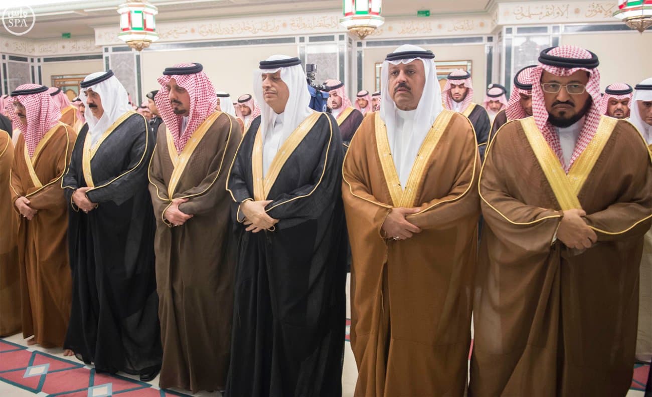 الملك سلمان يؤدي صلاة الميت على الأمير سعود الفيصل