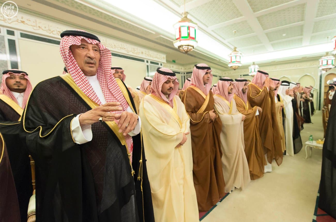 الملك سلمان يؤدي صلاة الميت على الأمير سعود الفيصل
