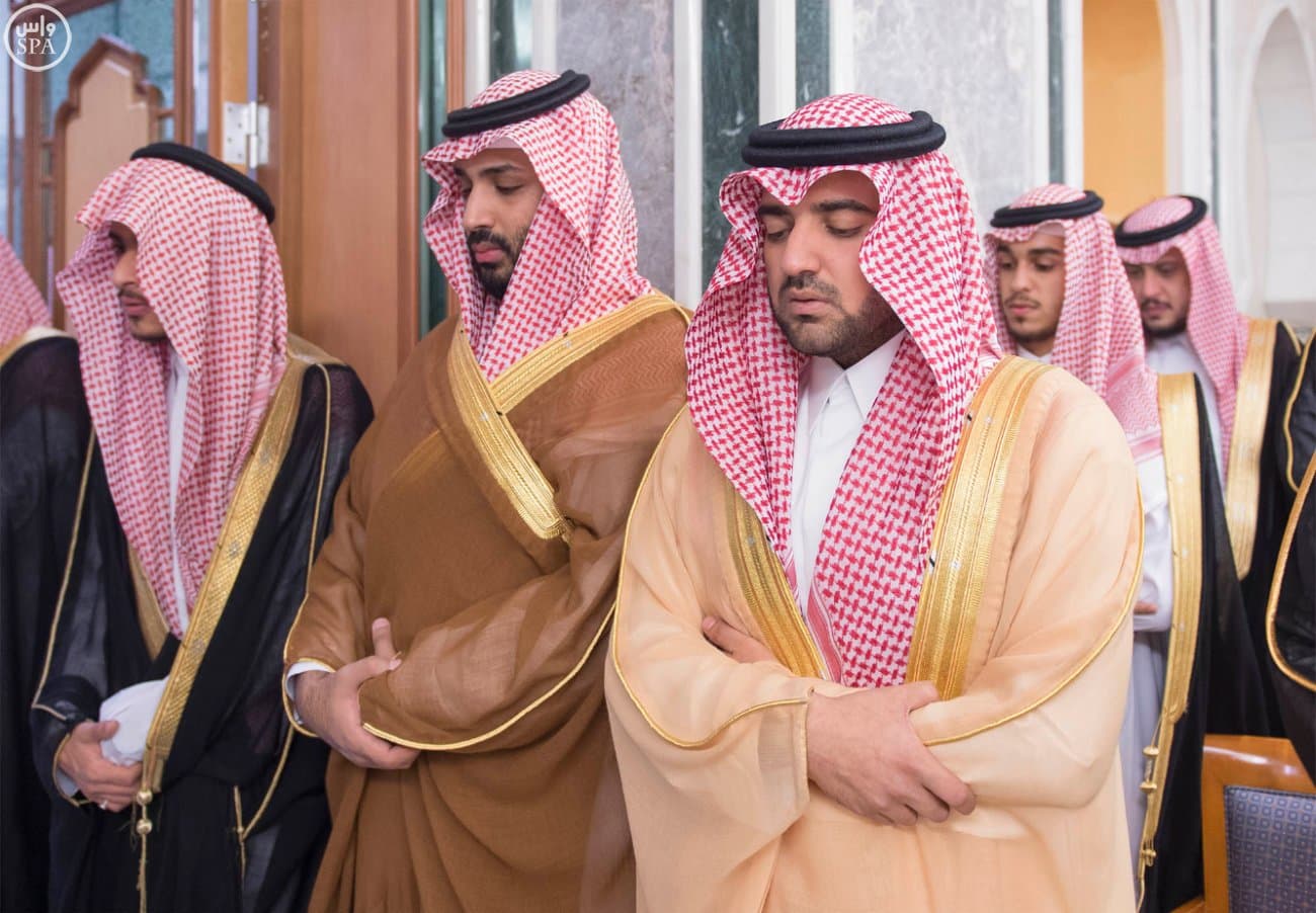 الملك سلمان يؤدي صلاة الميت على الأمير سعود الفيصل