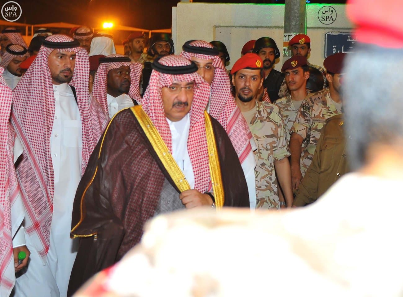 الملك سلمان يؤدي صلاة الميت على الأمير سعود الفيصل