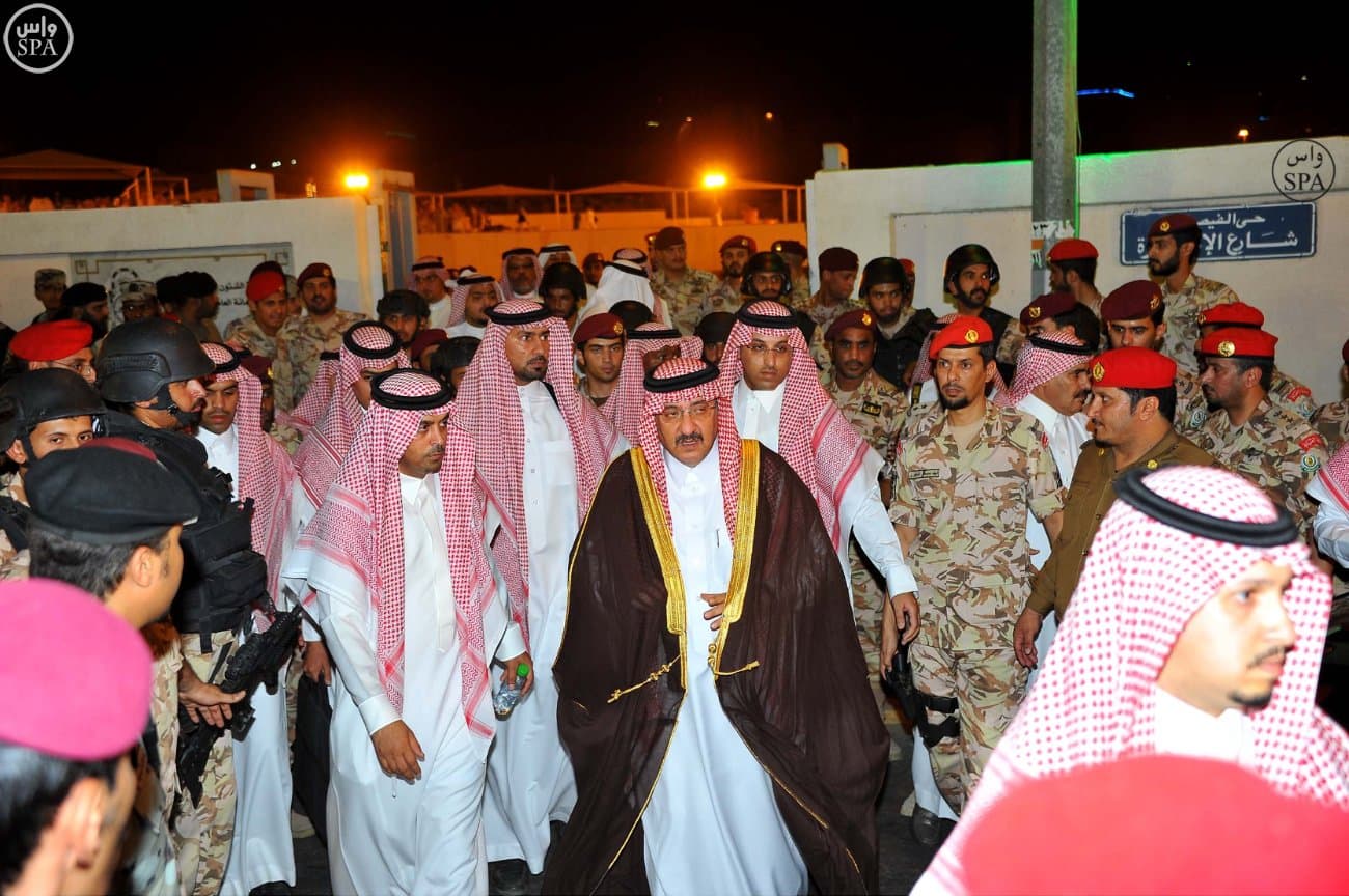 الملك سلمان يؤدي صلاة الميت على الأمير سعود الفيصل