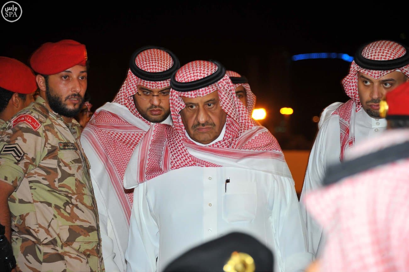 الملك سلمان يؤدي صلاة الميت على الأمير سعود الفيصل