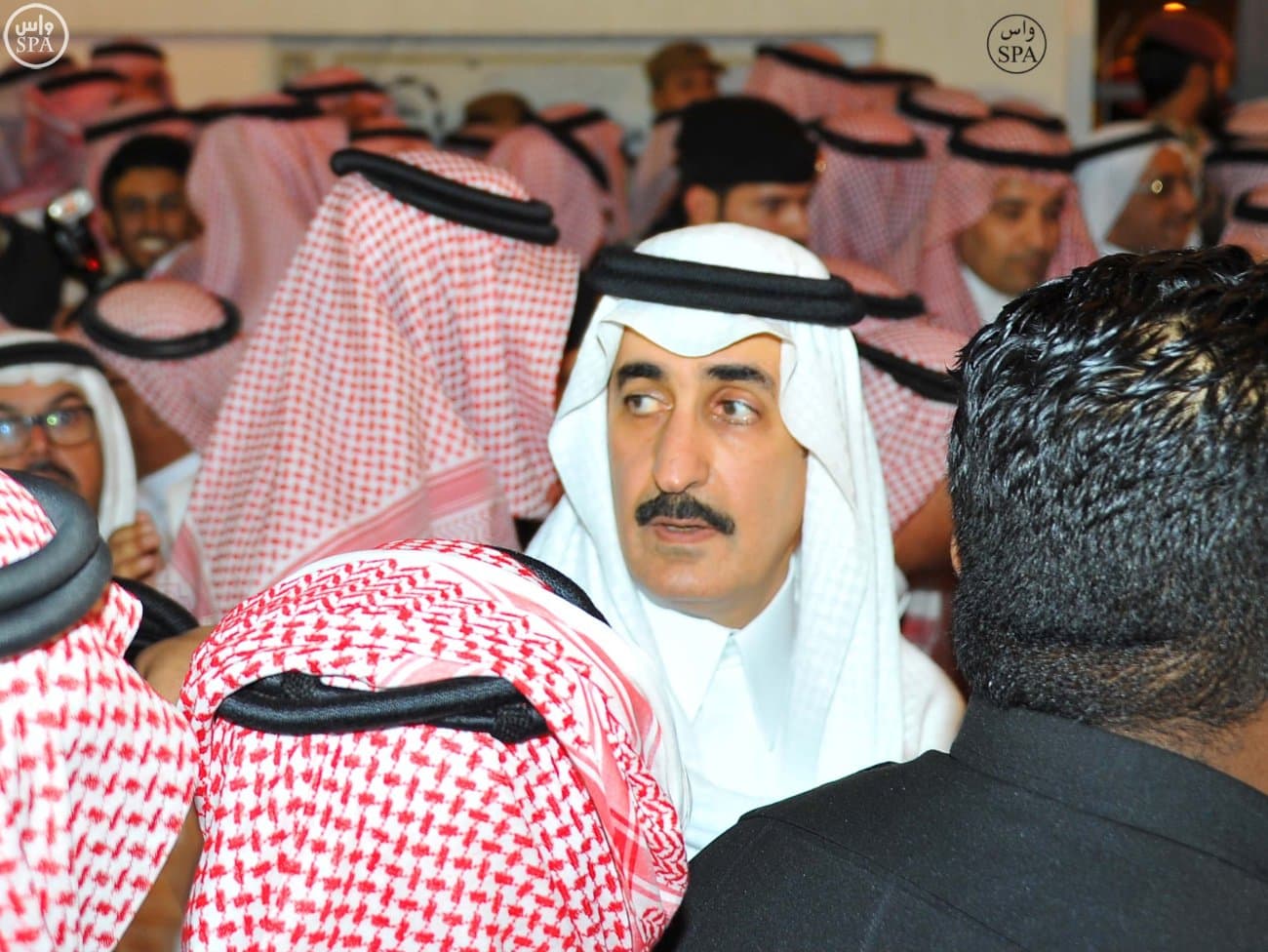 الملك سلمان يؤدي صلاة الميت على الأمير سعود الفيصل