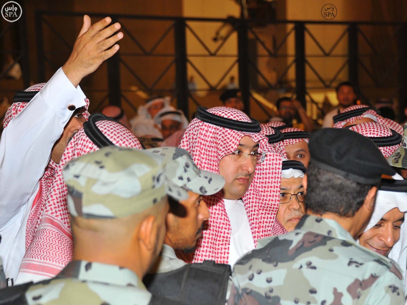 الملك سلمان يؤدي صلاة الميت على الأمير سعود الفيصل