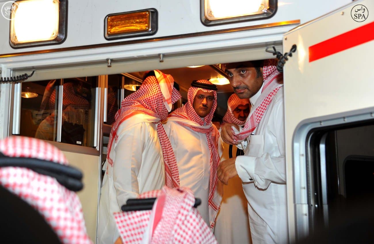 الملك سلمان يؤدي صلاة الميت على الأمير سعود الفيصل