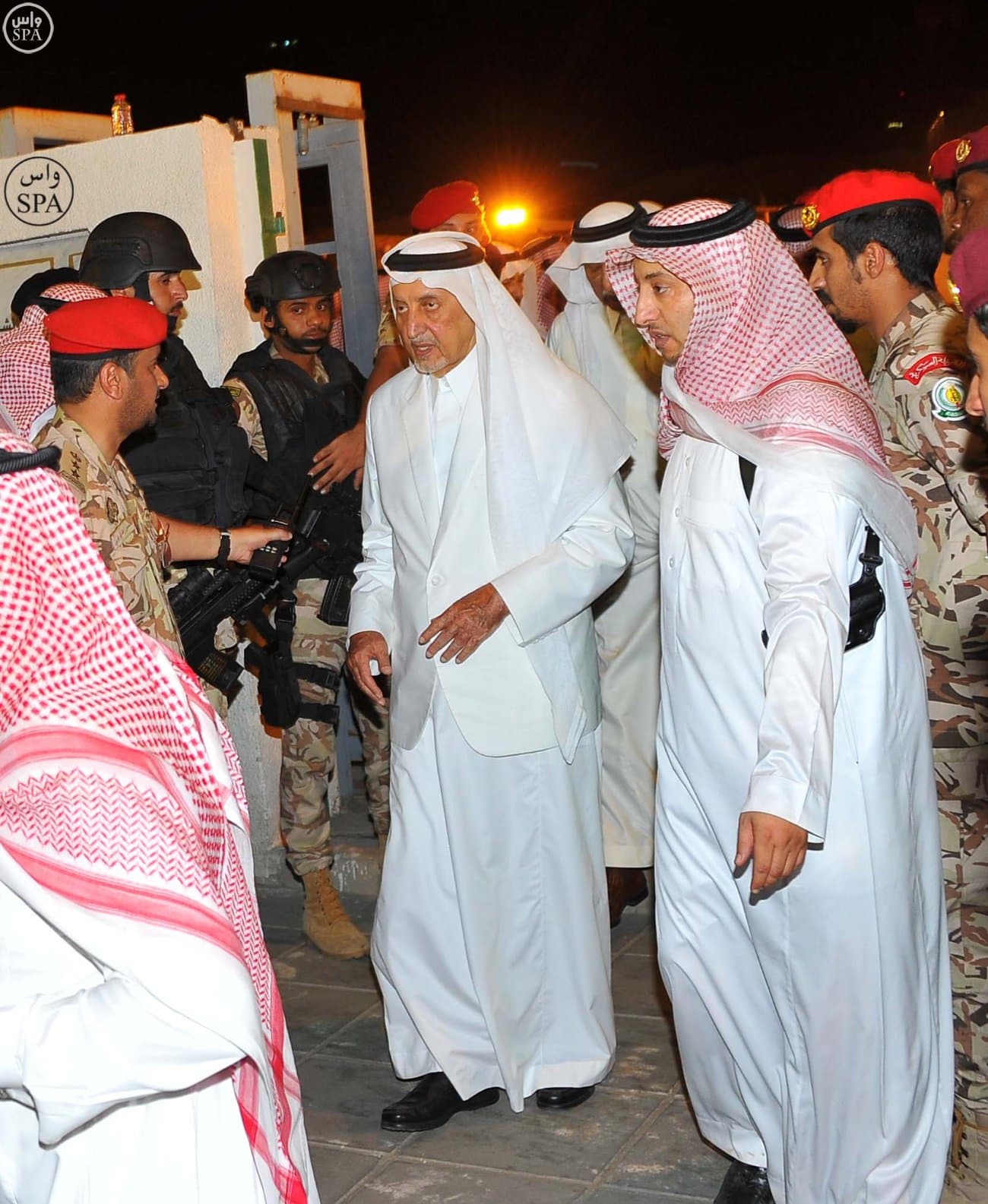 الملك سلمان يؤدي صلاة الميت على الأمير سعود الفيصل