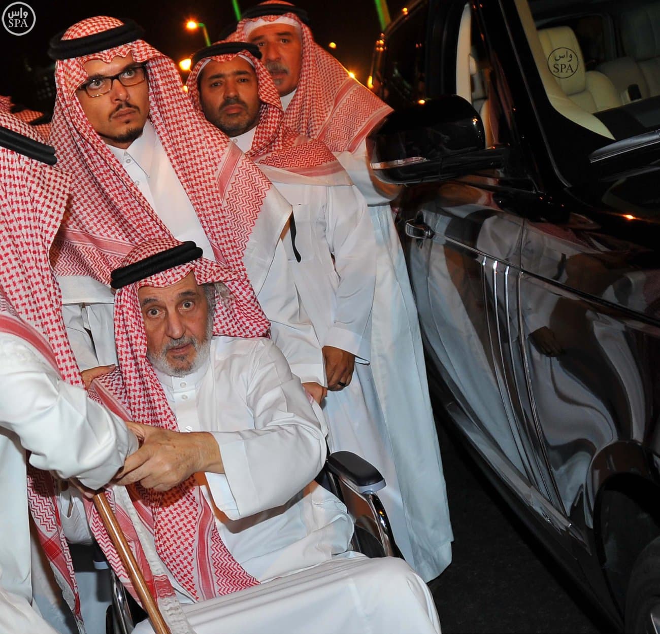 الملك سلمان يؤدي صلاة الميت على الأمير سعود الفيصل