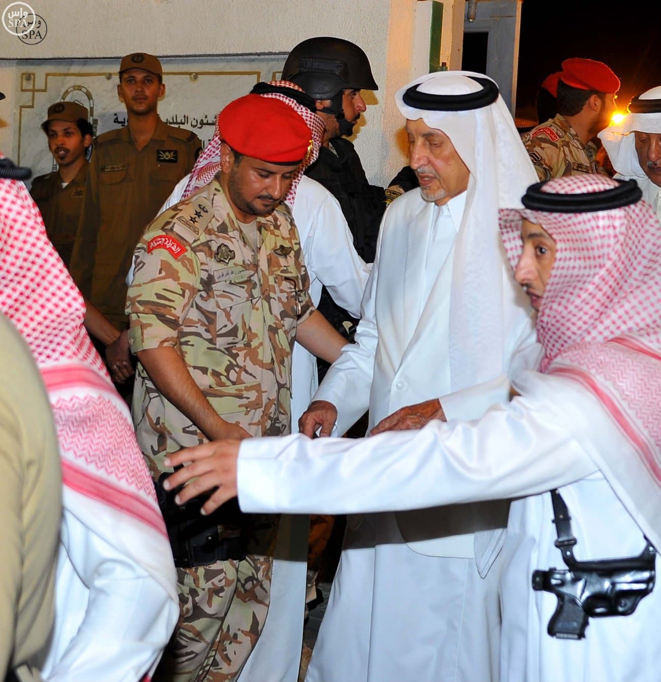 الملك سلمان يؤدي صلاة الميت على الأمير سعود الفيصل