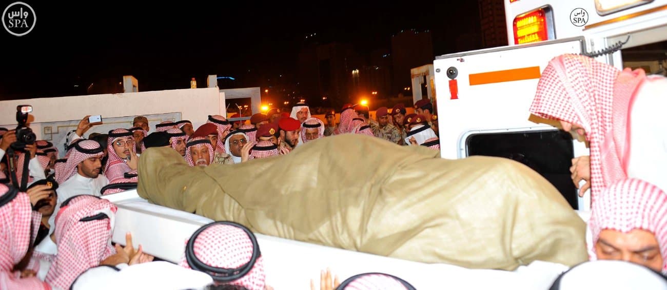 الملك سلمان يؤدي صلاة الميت على الأمير سعود الفيصل