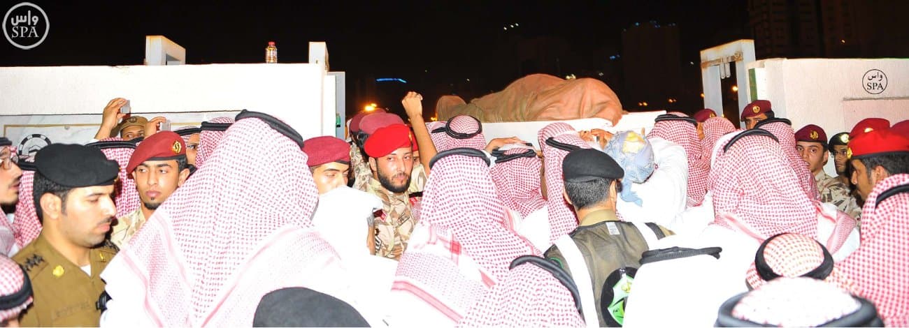 الملك سلمان يؤدي صلاة الميت على الأمير سعود الفيصل