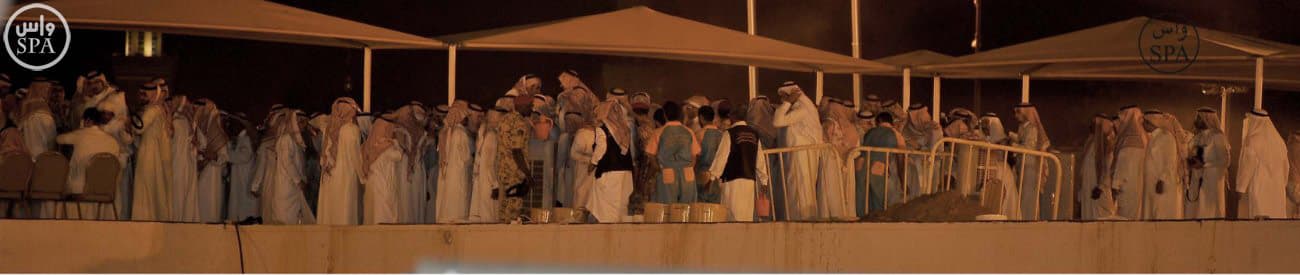 الملك سلمان يؤدي صلاة الميت على الأمير سعود الفيصل