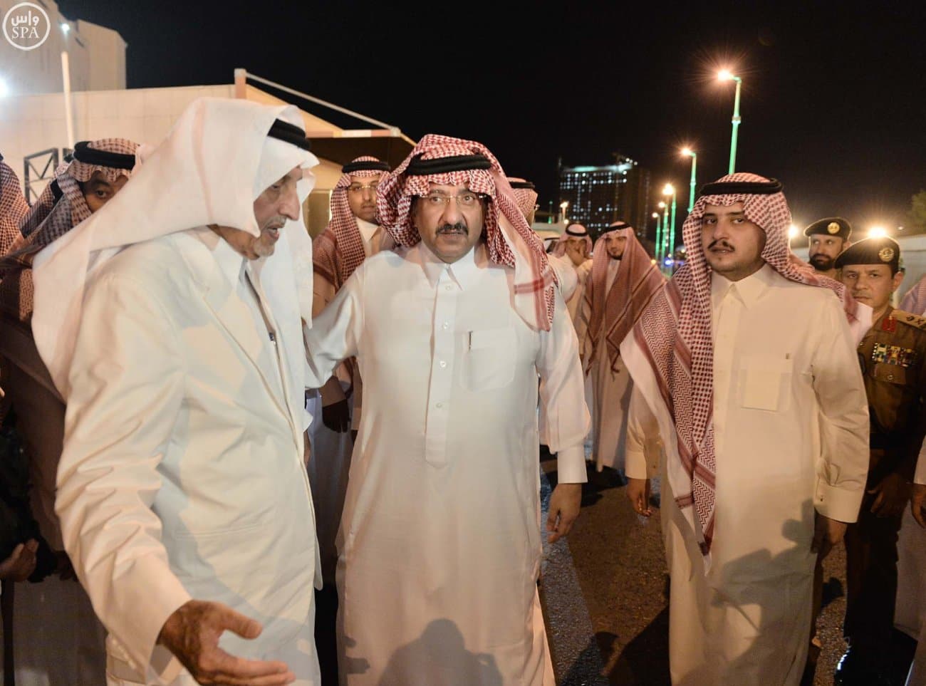 الملك سلمان يؤدي صلاة الميت على الأمير سعود الفيصل