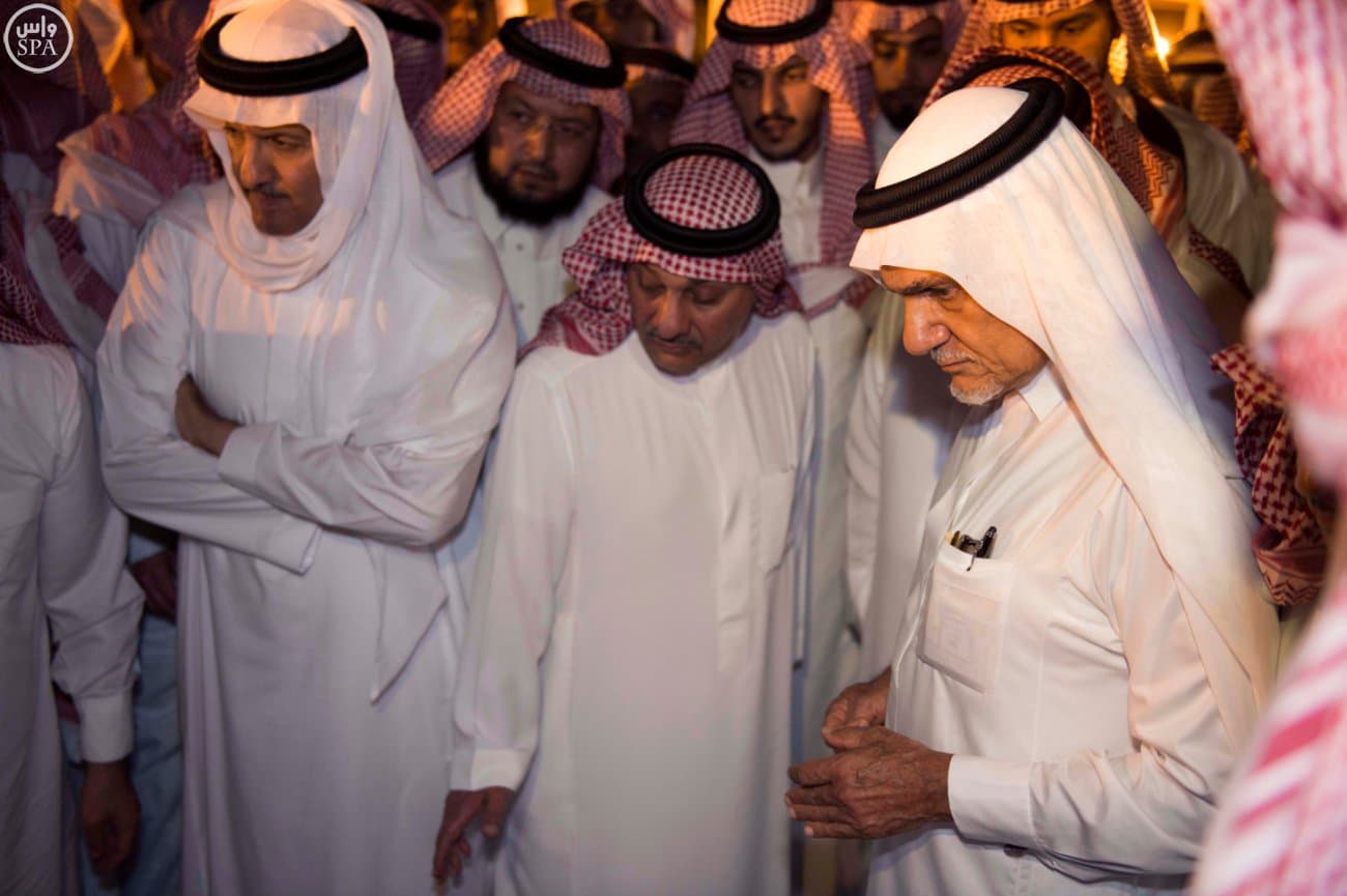 الملك سلمان يؤدي صلاة الميت على الأمير سعود الفيصل