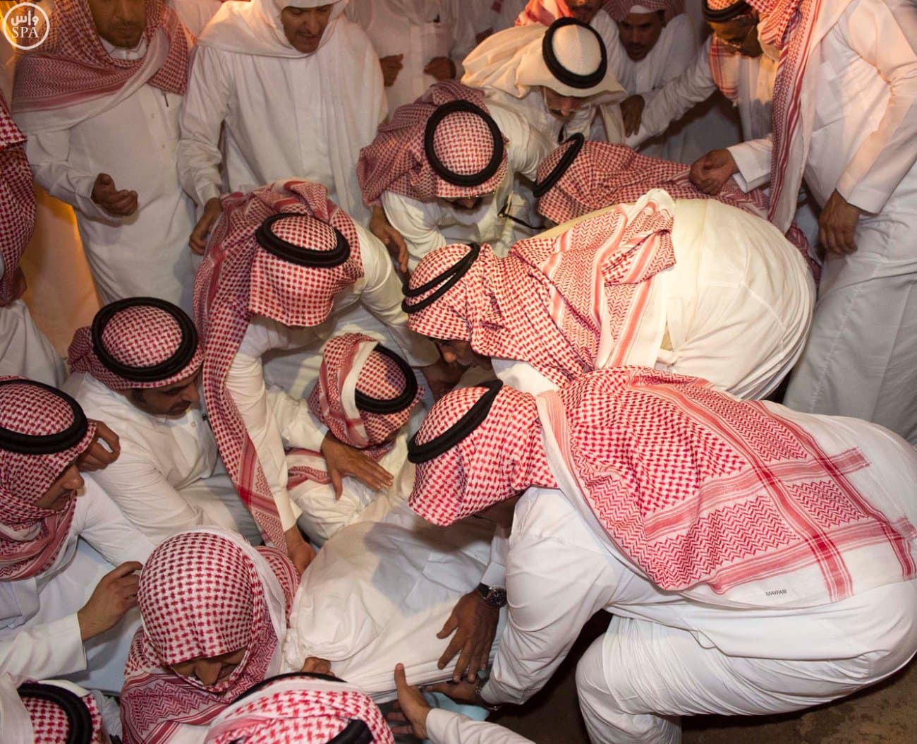 الملك سلمان يؤدي صلاة الميت على الأمير سعود الفيصل