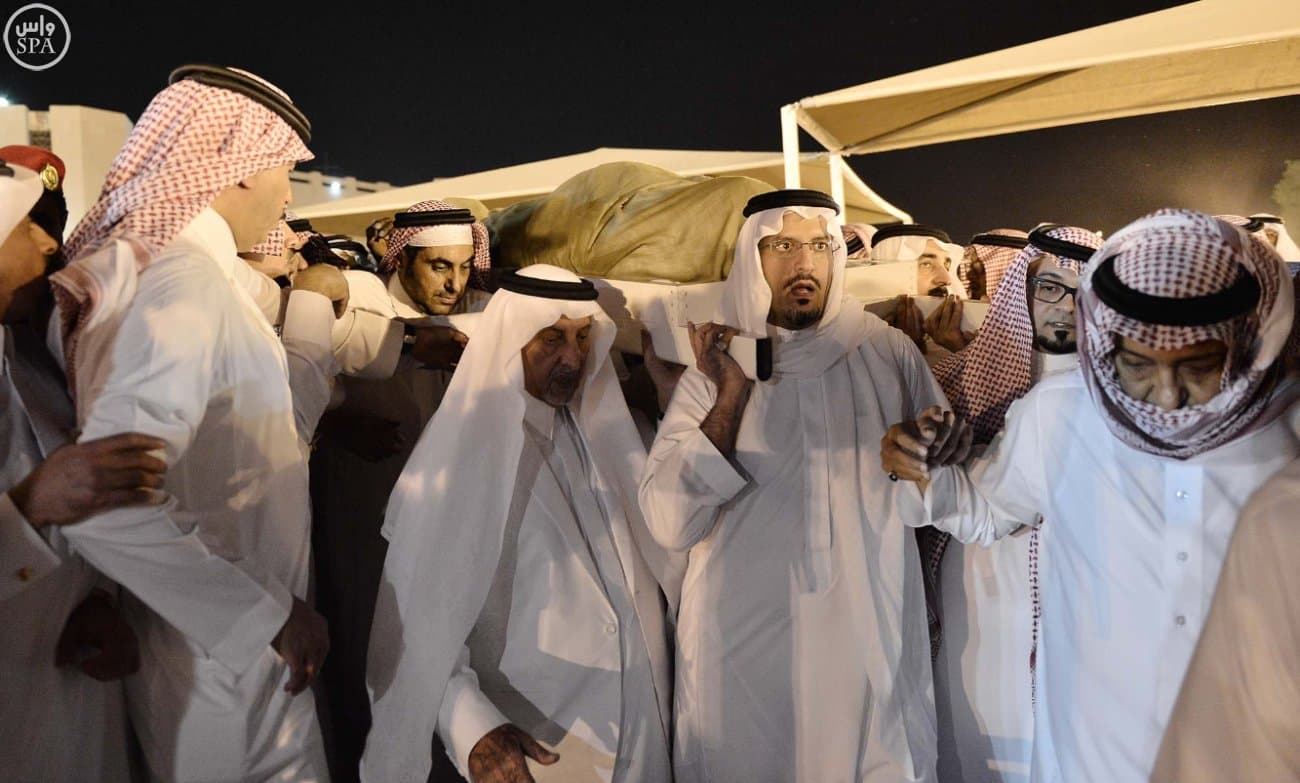 الملك سلمان يؤدي صلاة الميت على الأمير سعود الفيصل