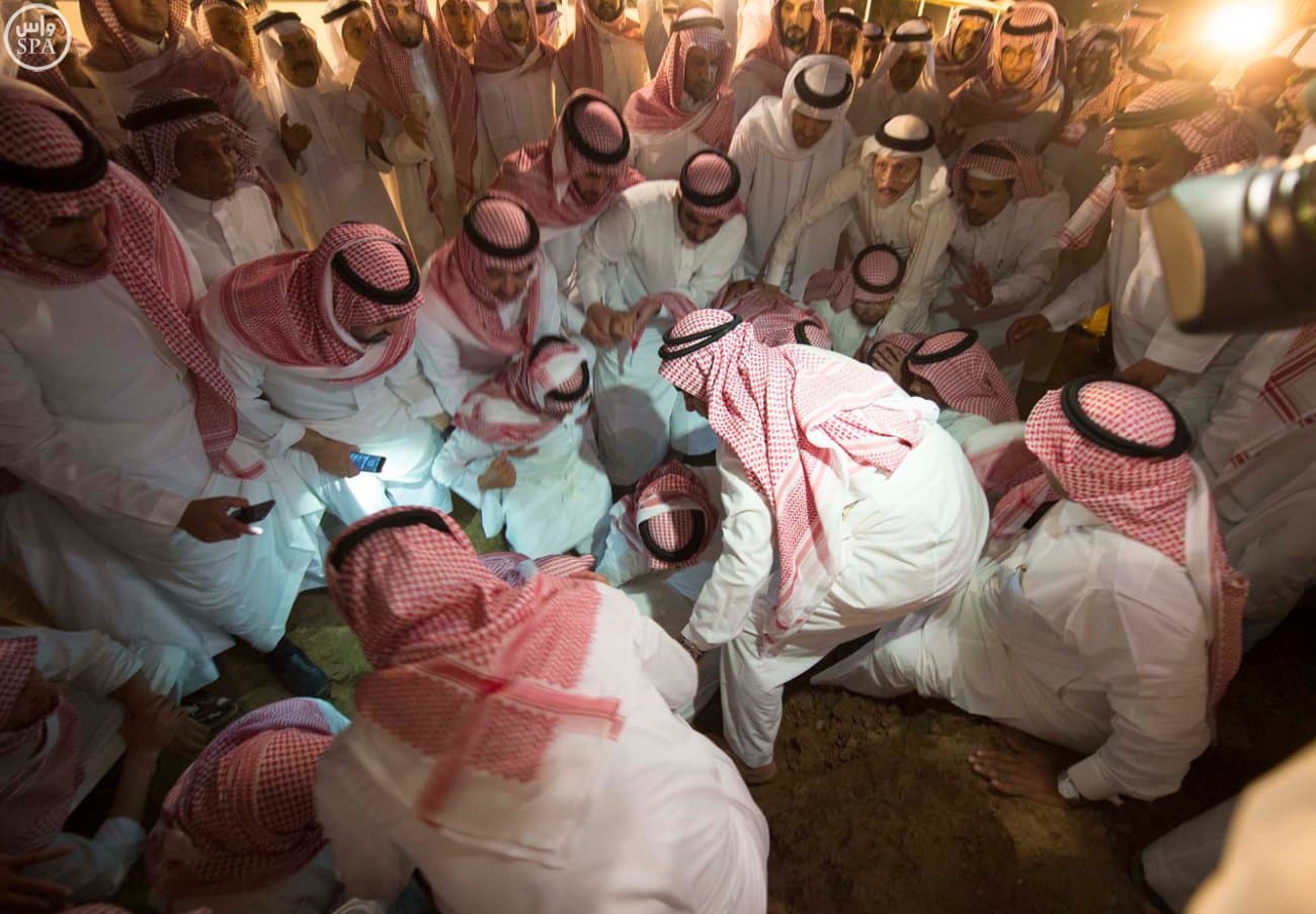 الملك سلمان يؤدي صلاة الميت على الأمير سعود الفيصل