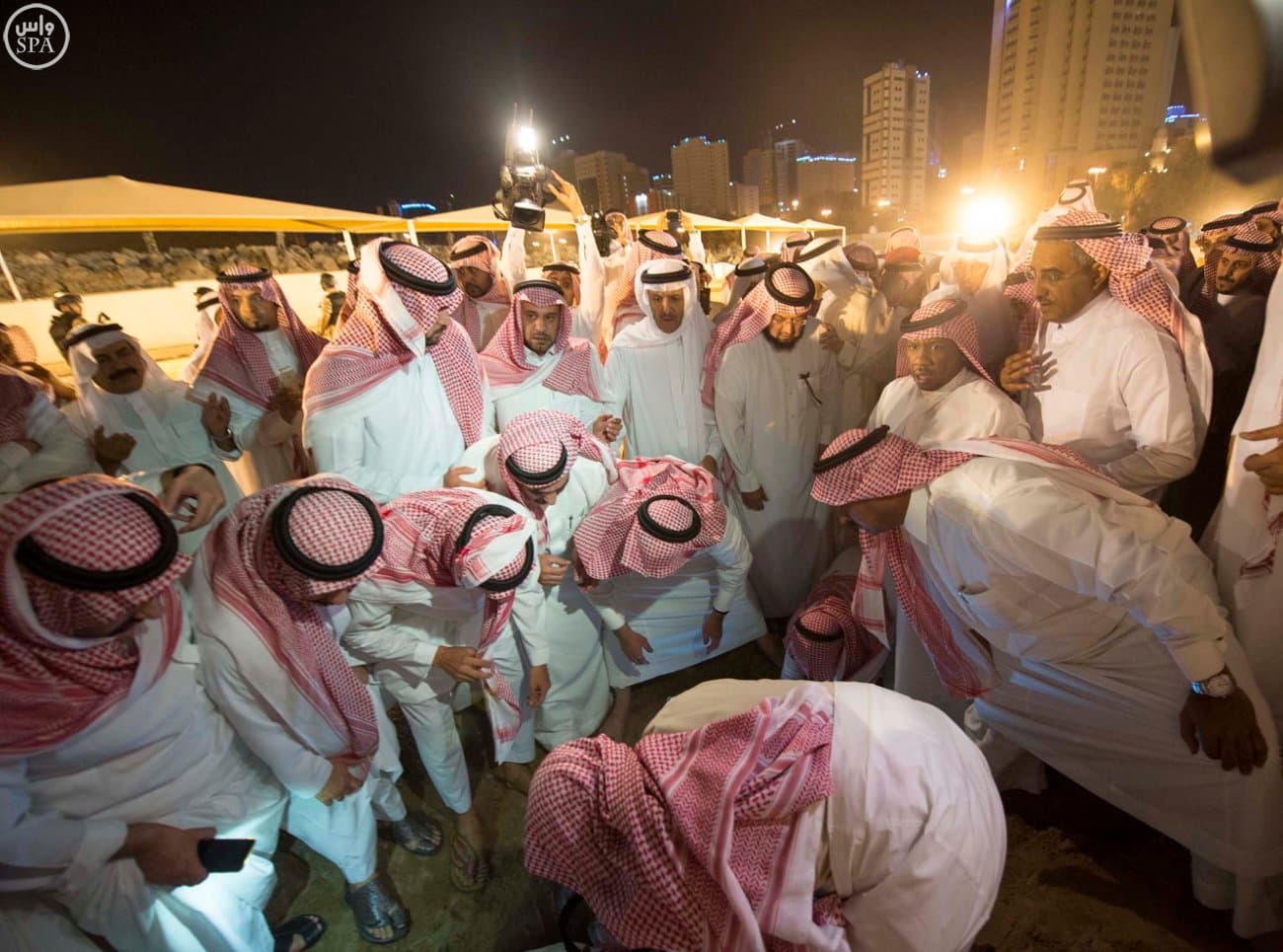 الملك سلمان يؤدي صلاة الميت على الأمير سعود الفيصل