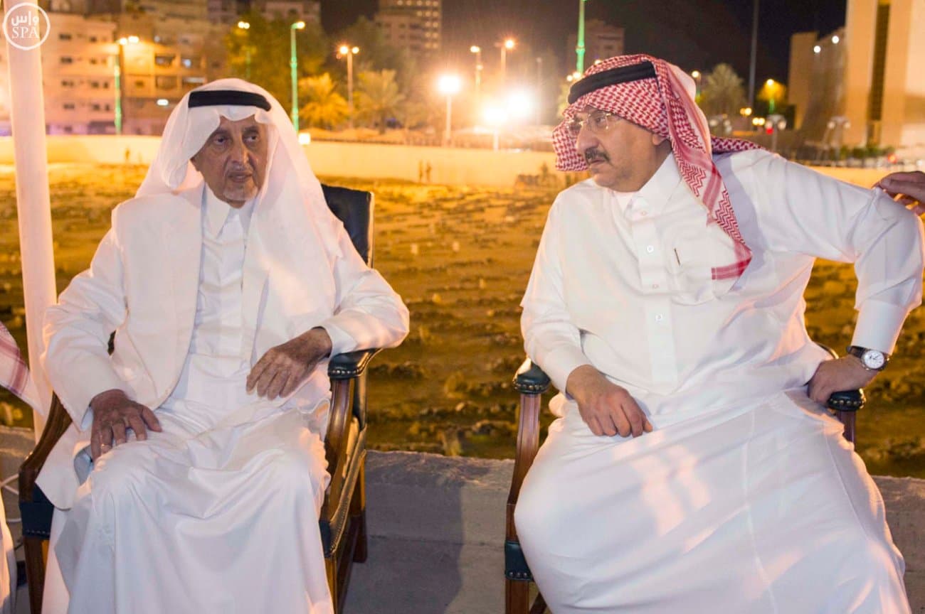 الملك سلمان يؤدي صلاة الميت على الأمير سعود الفيصل