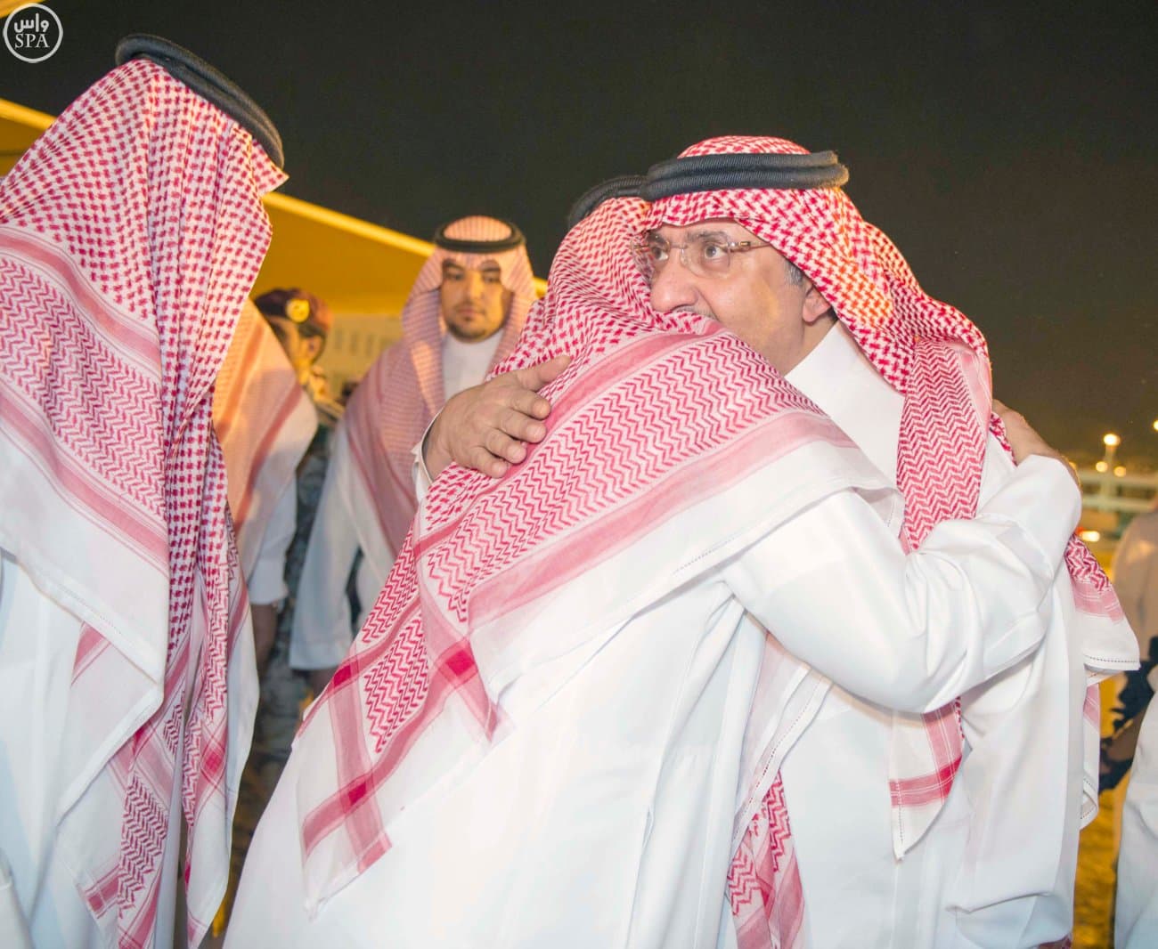 الملك سلمان يؤدي صلاة الميت على الأمير سعود الفيصل