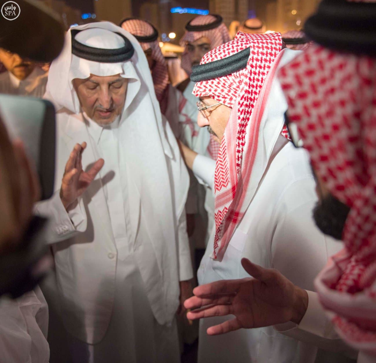 الملك سلمان يؤدي صلاة الميت على الأمير سعود الفيصل