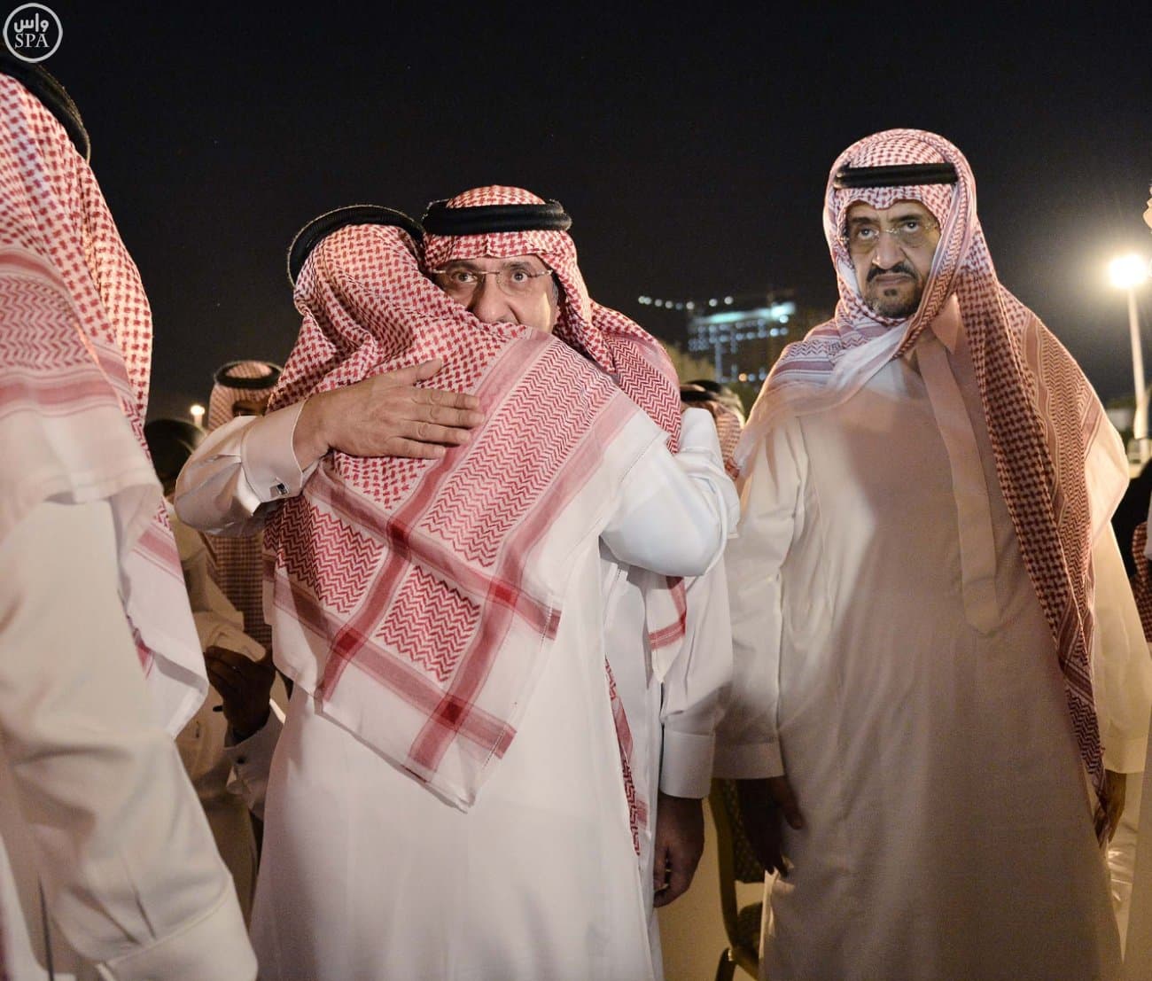 الملك سلمان يؤدي صلاة الميت على الأمير سعود الفيصل