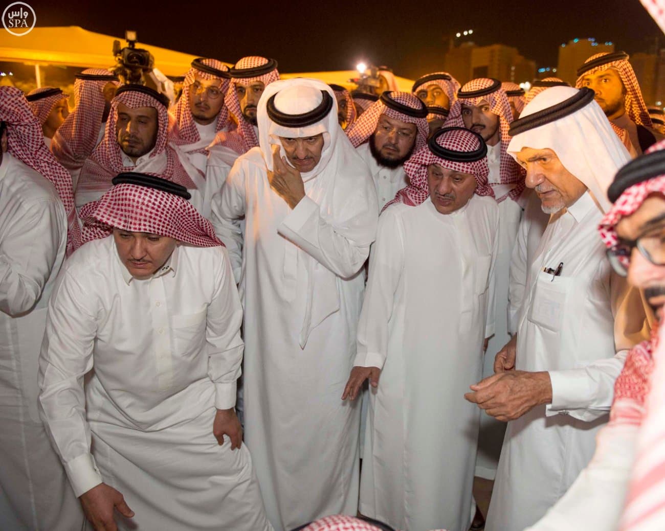 الملك سلمان يؤدي صلاة الميت على الأمير سعود الفيصل