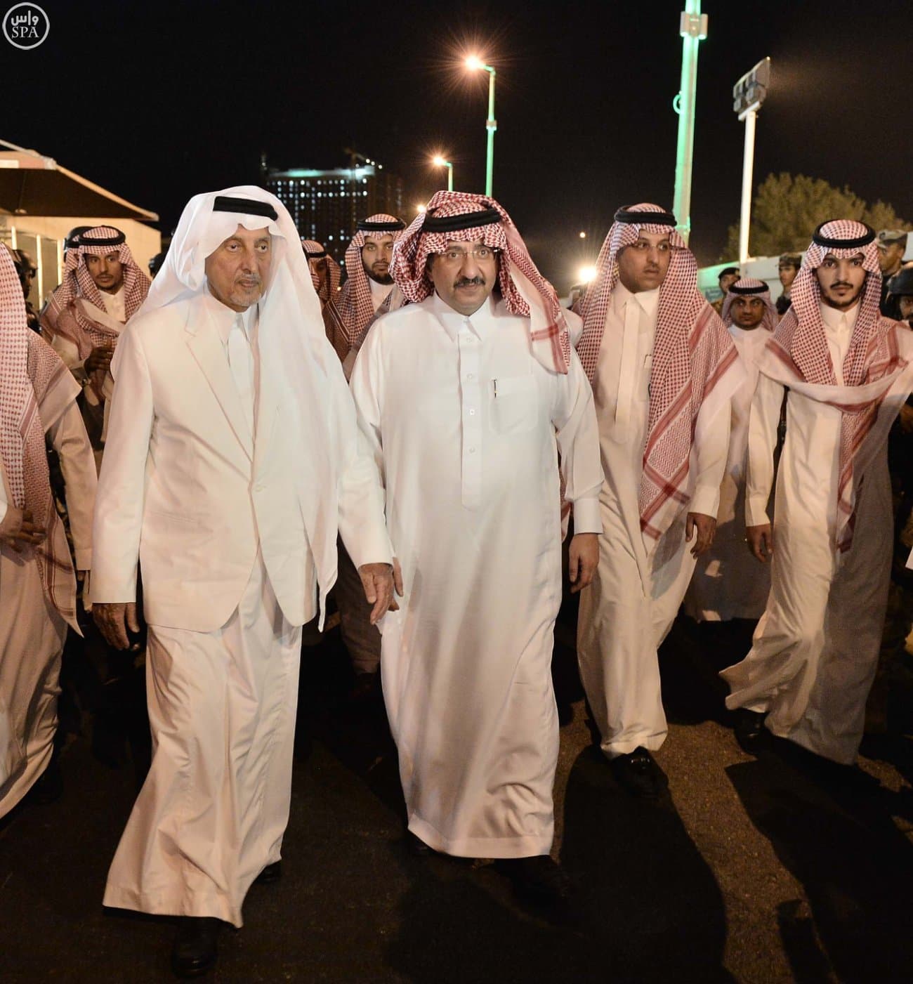 الملك سلمان يؤدي صلاة الميت على الأمير سعود الفيصل