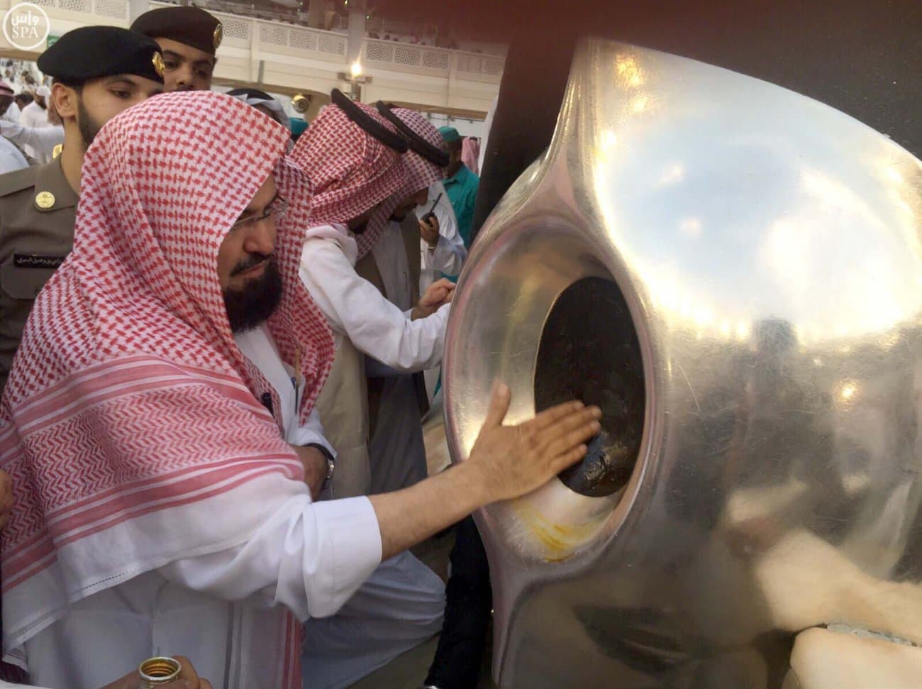 السديس يُطَيّب الحجر الأسود