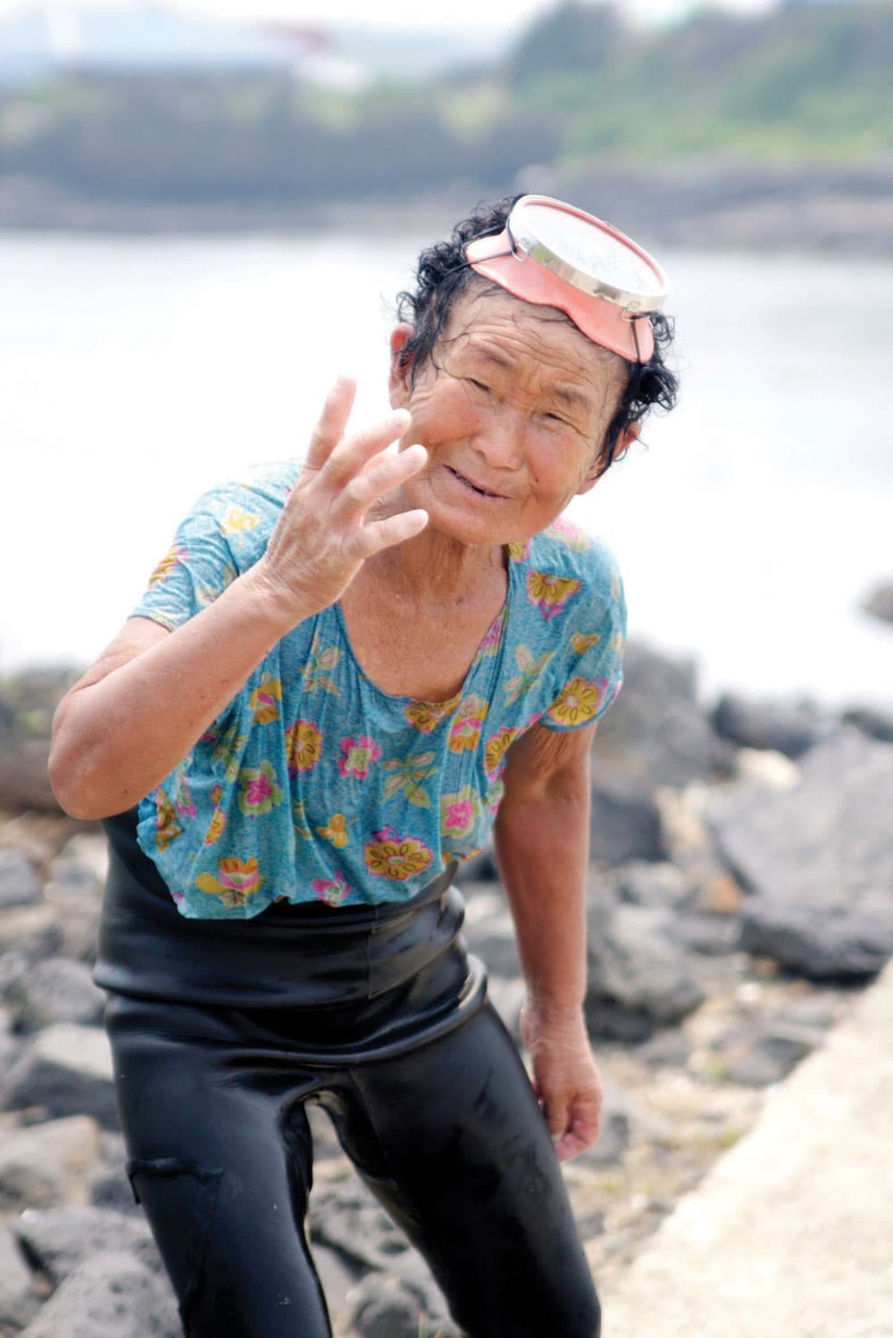 نساء فوق 80 عاما يكسبن عيشهن من الغوص في البحر