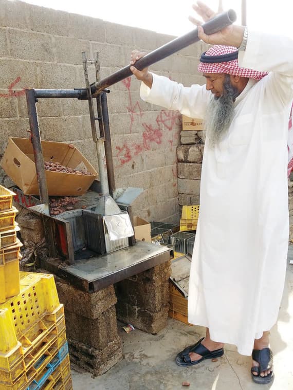 «الحشية» .. عادة قديمة لكنز التمور
في وادي الدواسر