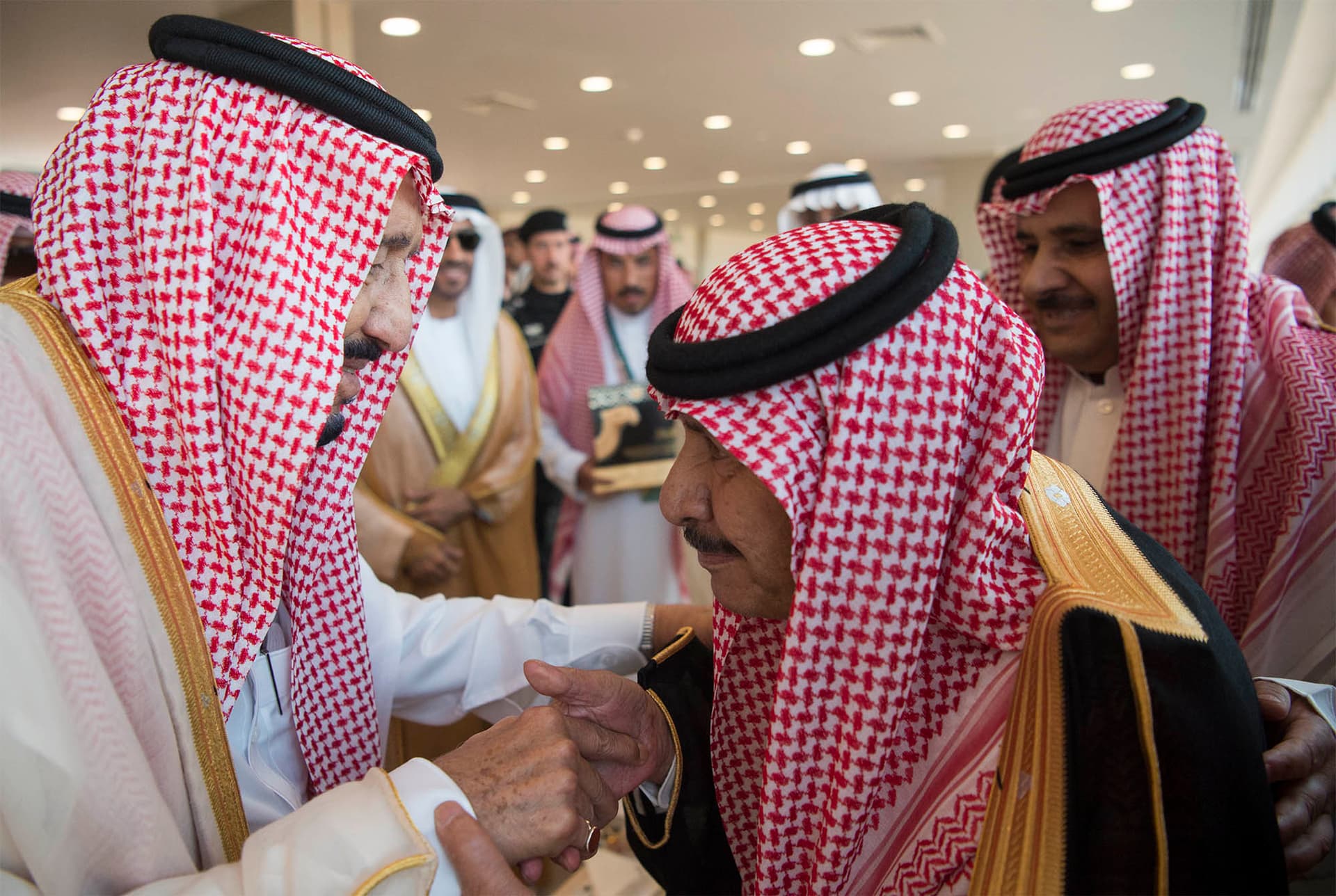 خادم الحرمين يرعى الحفل الختامي لمهرجان الملك عبدالعزيز للإبل ويدشن القرية السعودية للإبل