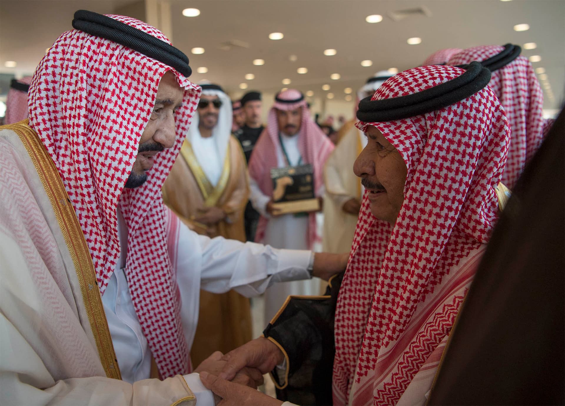 خادم الحرمين يرعى الحفل الختامي لمهرجان الملك عبدالعزيز للإبل ويدشن القرية السعودية للإبل