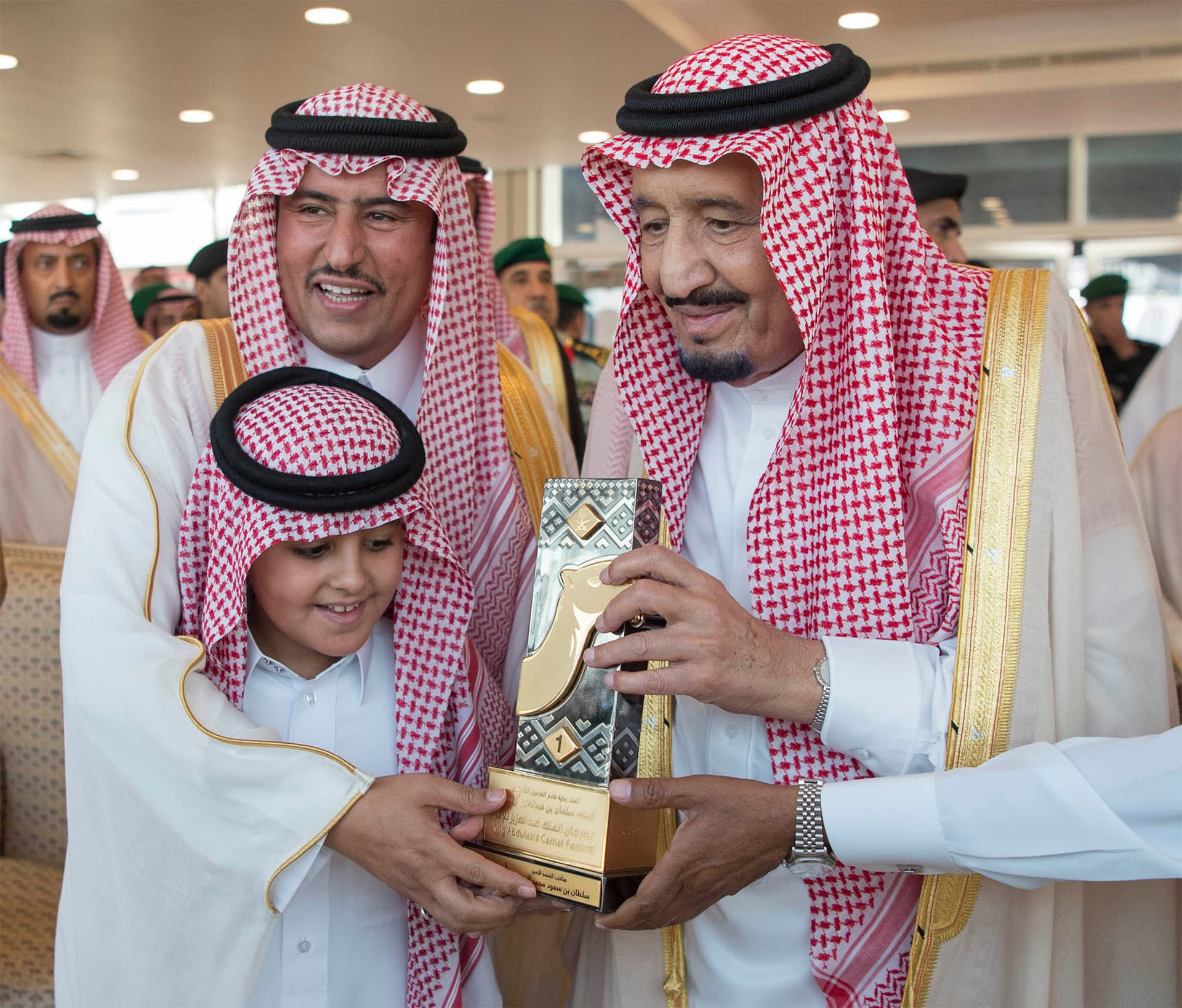 خادم الحرمين يرعى الحفل الختامي لمهرجان الملك عبدالعزيز للإبل ويدشن القرية السعودية للإبل