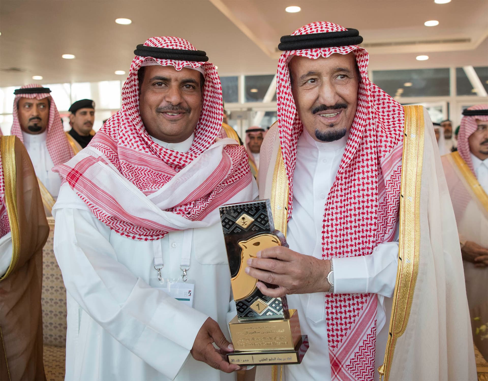 خادم الحرمين يرعى الحفل الختامي لمهرجان الملك عبدالعزيز للإبل ويدشن القرية السعودية للإبل