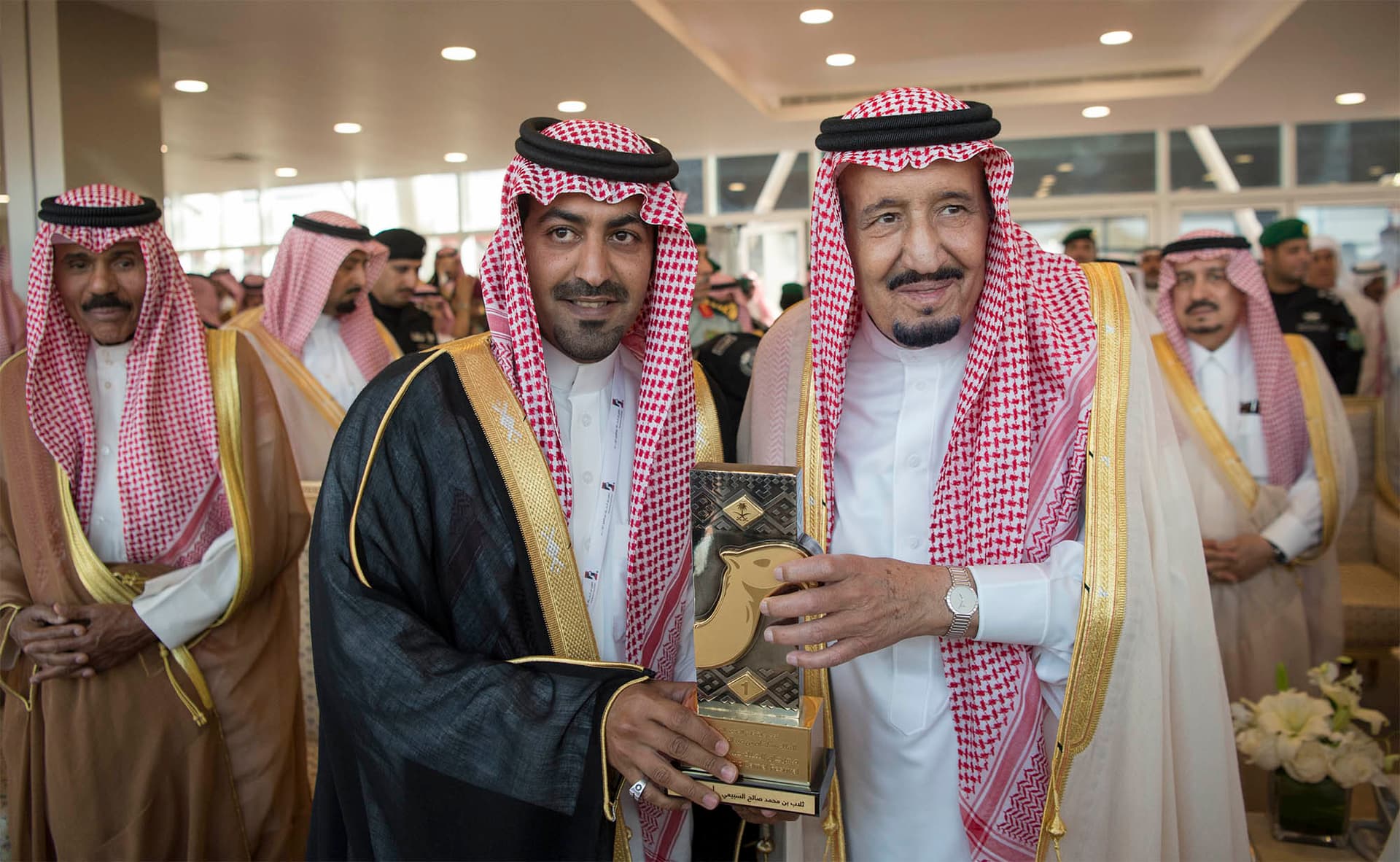 خادم الحرمين يرعى الحفل الختامي لمهرجان الملك عبدالعزيز للإبل ويدشن القرية السعودية للإبل