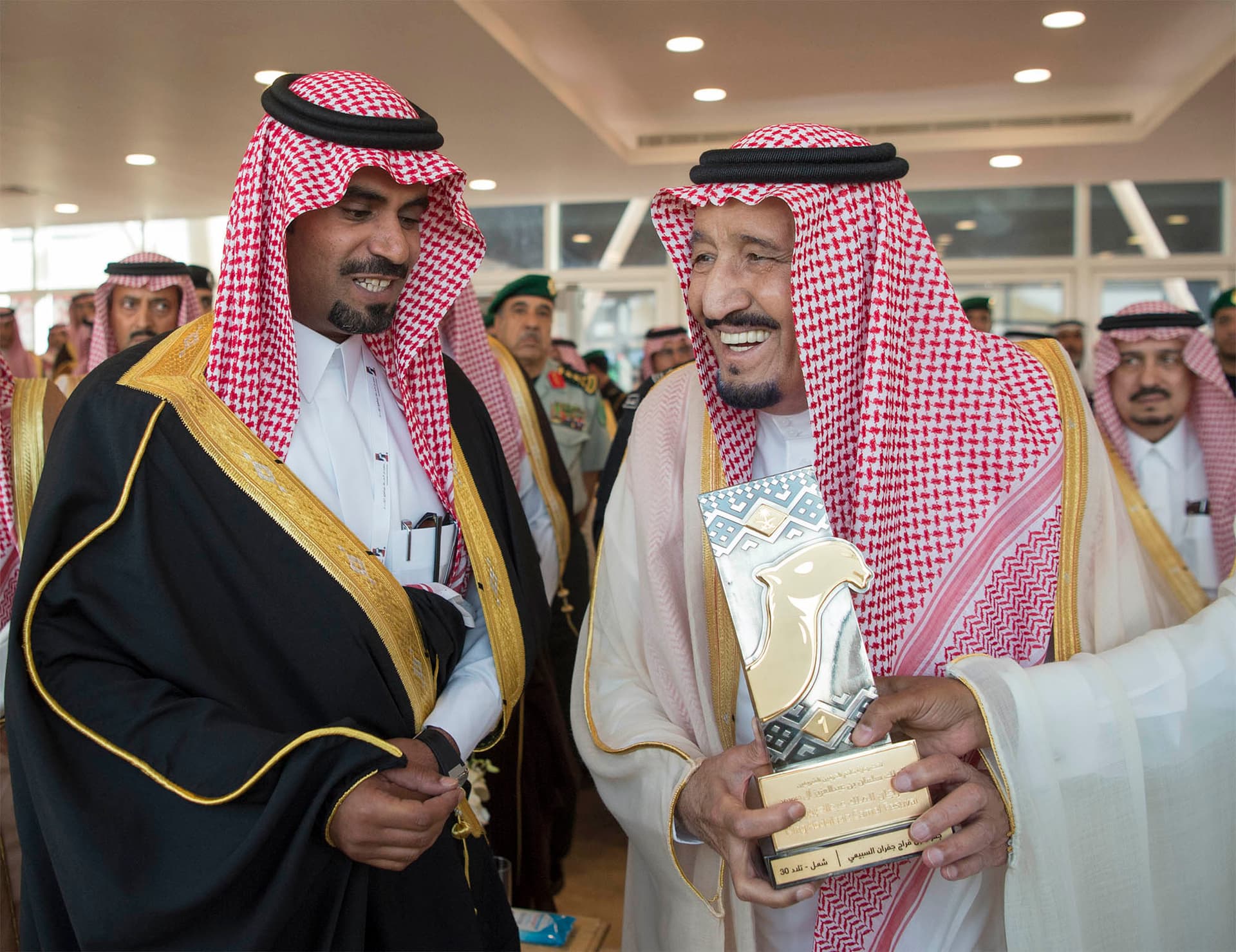 خادم الحرمين يرعى الحفل الختامي لمهرجان الملك عبدالعزيز للإبل ويدشن القرية السعودية للإبل