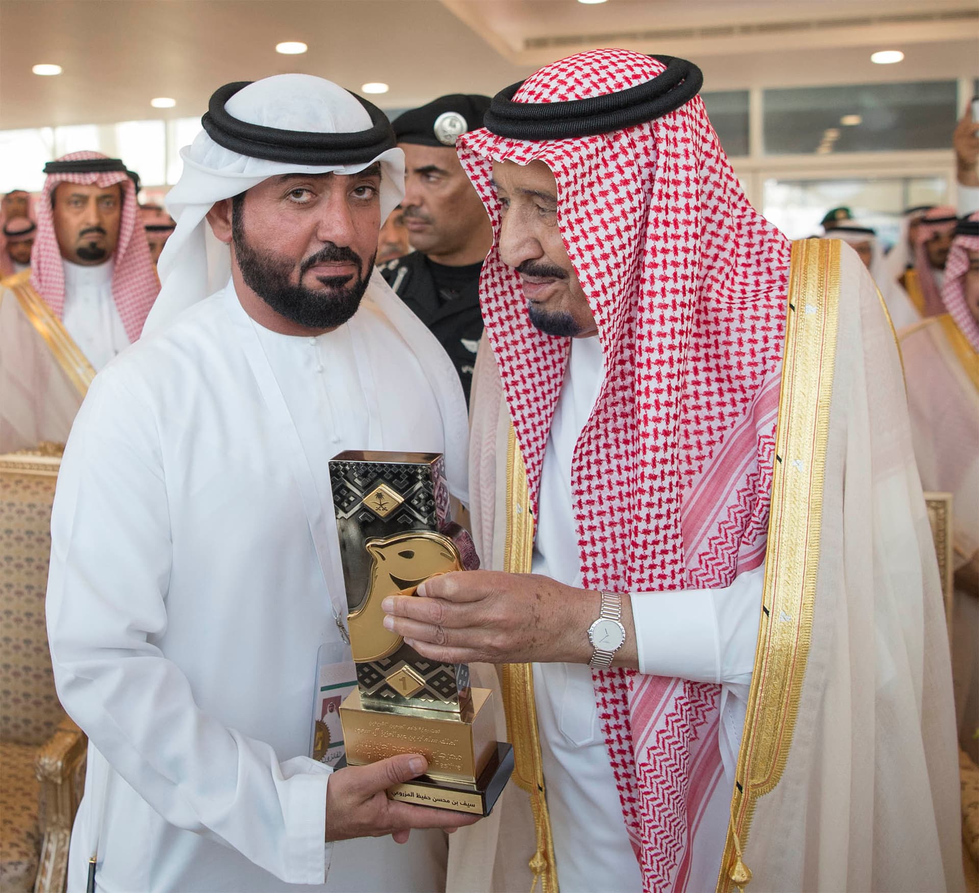 خادم الحرمين يرعى الحفل الختامي لمهرجان الملك عبدالعزيز للإبل ويدشن القرية السعودية للإبل