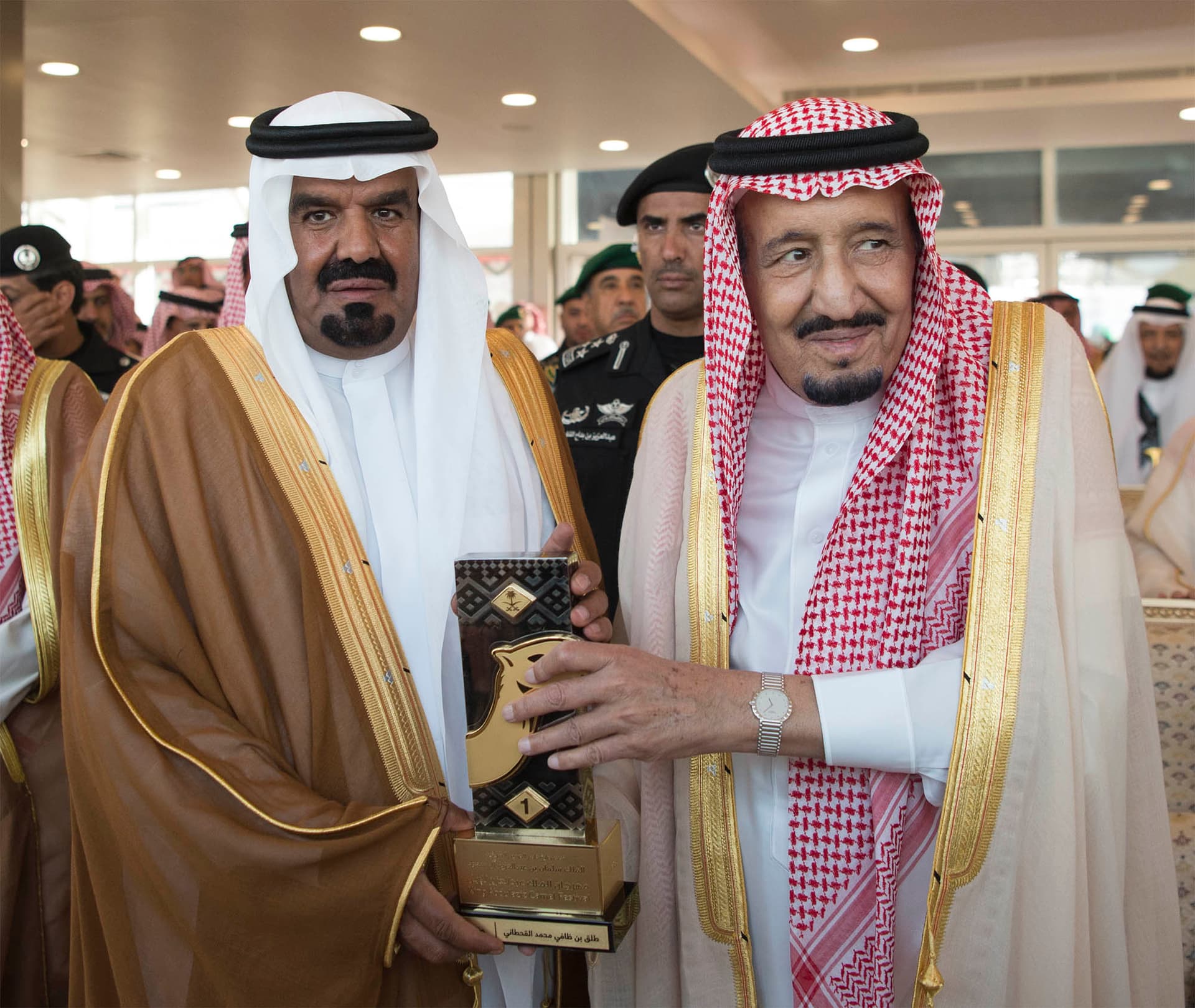 خادم الحرمين يرعى الحفل الختامي لمهرجان الملك عبدالعزيز للإبل ويدشن القرية السعودية للإبل