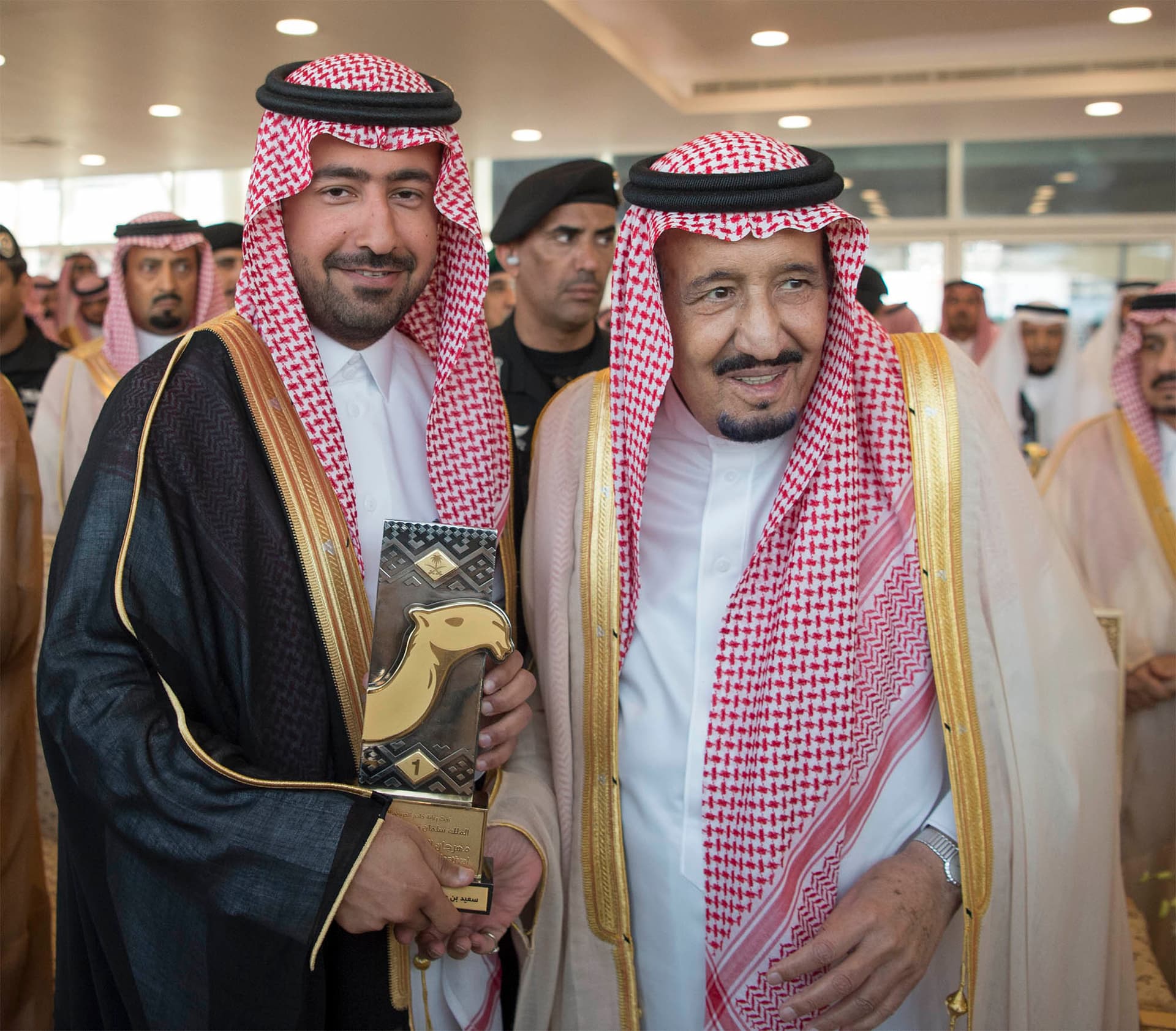 خادم الحرمين يرعى الحفل الختامي لمهرجان الملك عبدالعزيز للإبل ويدشن القرية السعودية للإبل