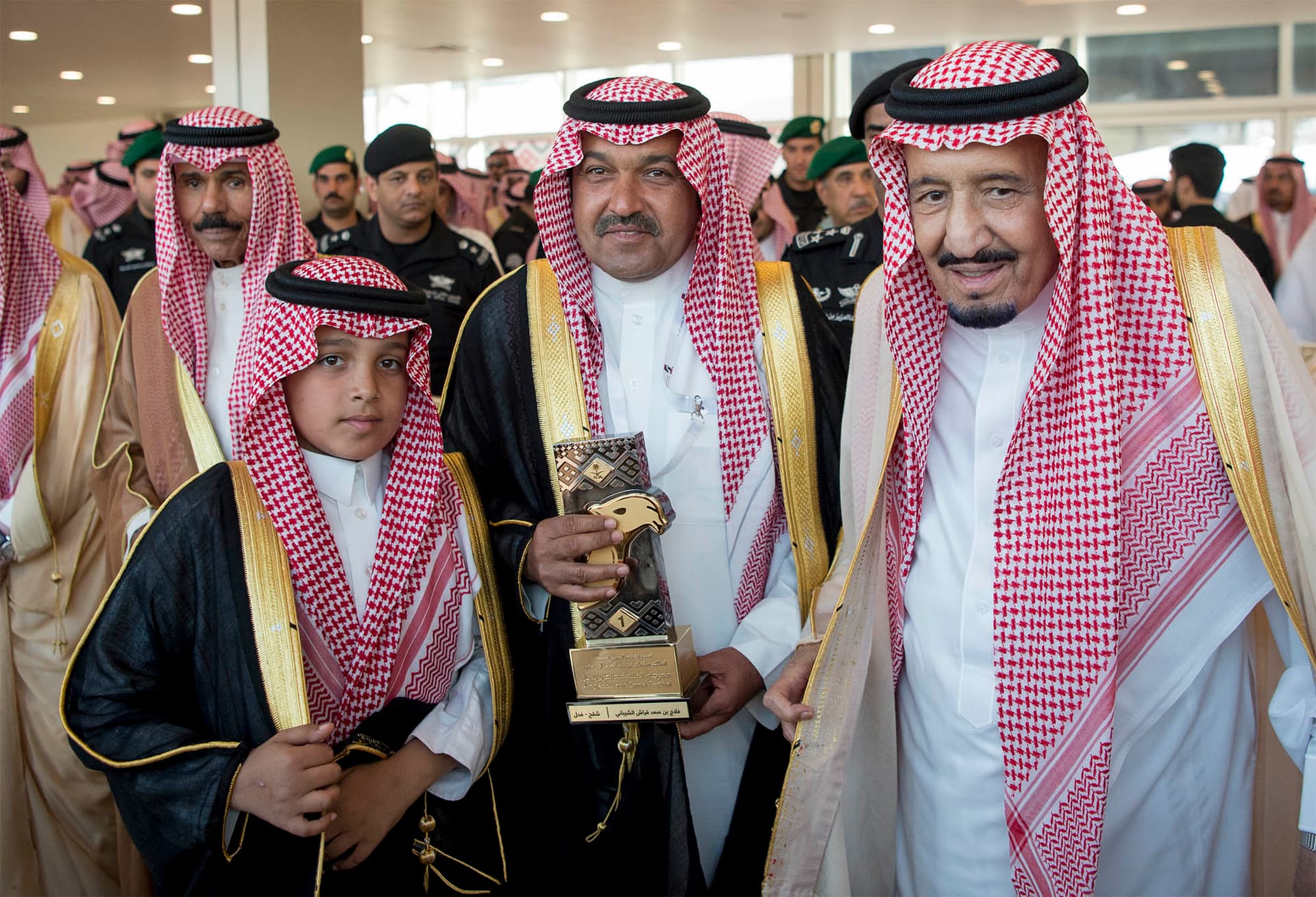 خادم الحرمين يرعى الحفل الختامي لمهرجان الملك عبدالعزيز للإبل ويدشن القرية السعودية للإبل