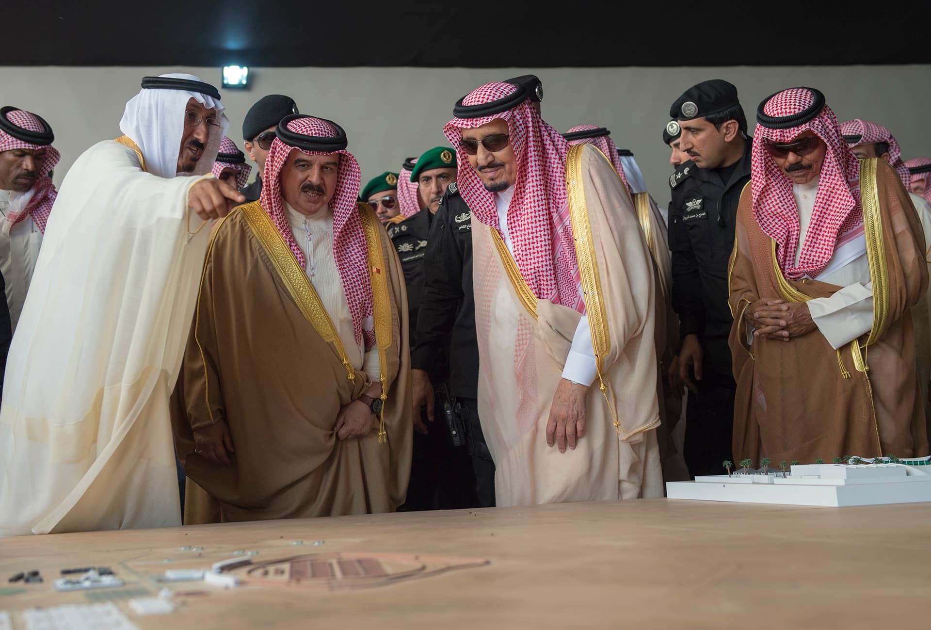 خادم الحرمين يرعى الحفل الختامي لمهرجان الملك عبدالعزيز للإبل ويدشن القرية السعودية للإبل