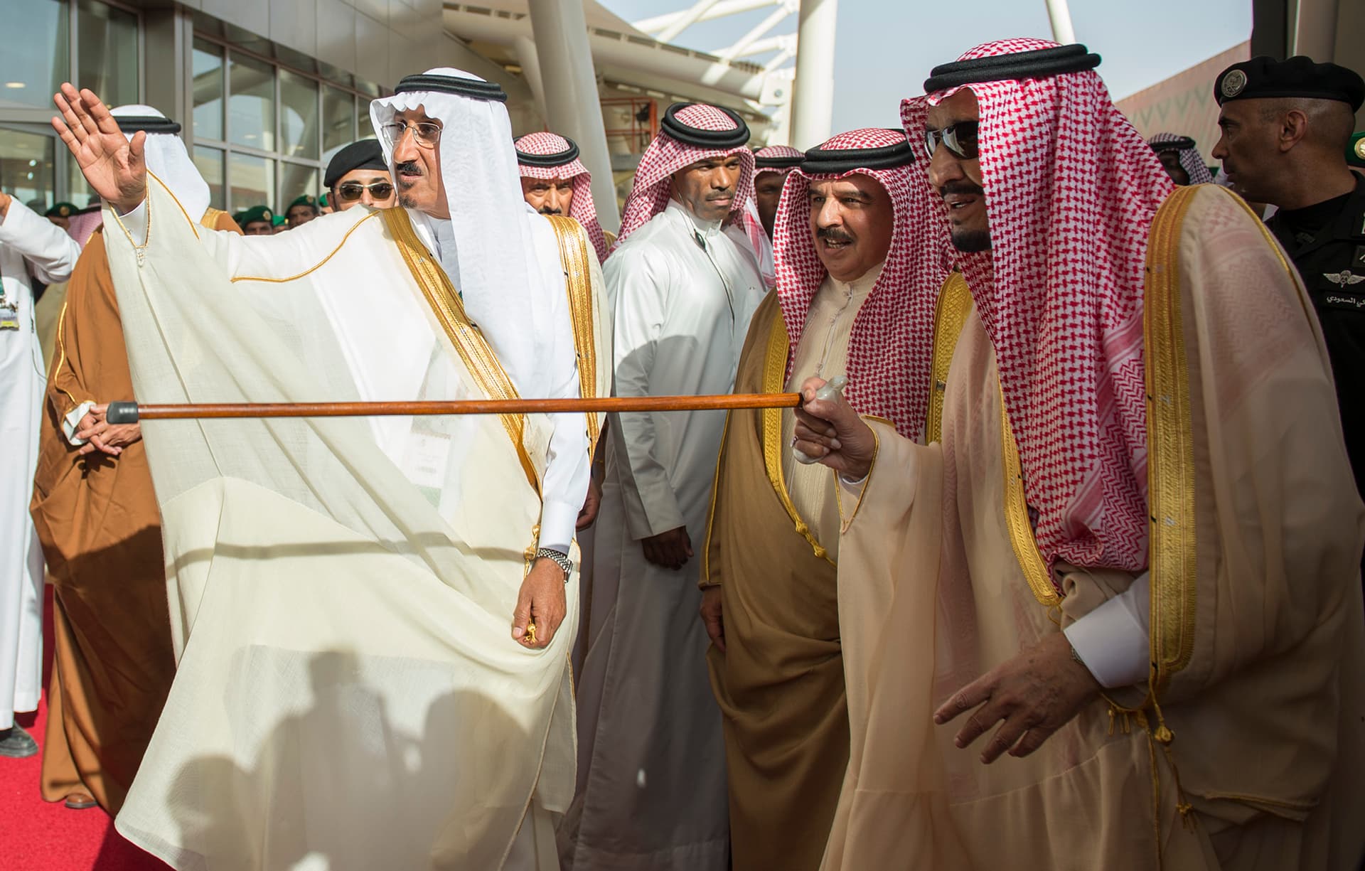 خادم الحرمين يرعى الحفل الختامي لمهرجان الملك عبدالعزيز للإبل ويدشن القرية السعودية للإبل