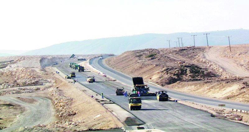 عُمان تؤكد جاهزية الطريق البري الرابط مع السعودية