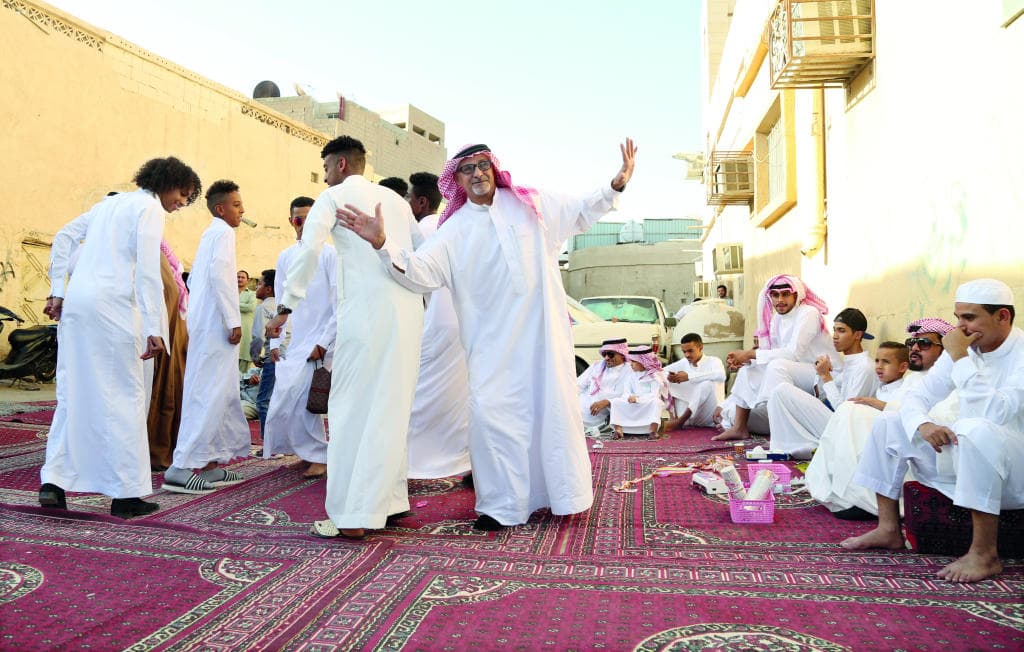 «عيد الجيران».. عادات احتفالية قديمة تتوارثها الأجيال